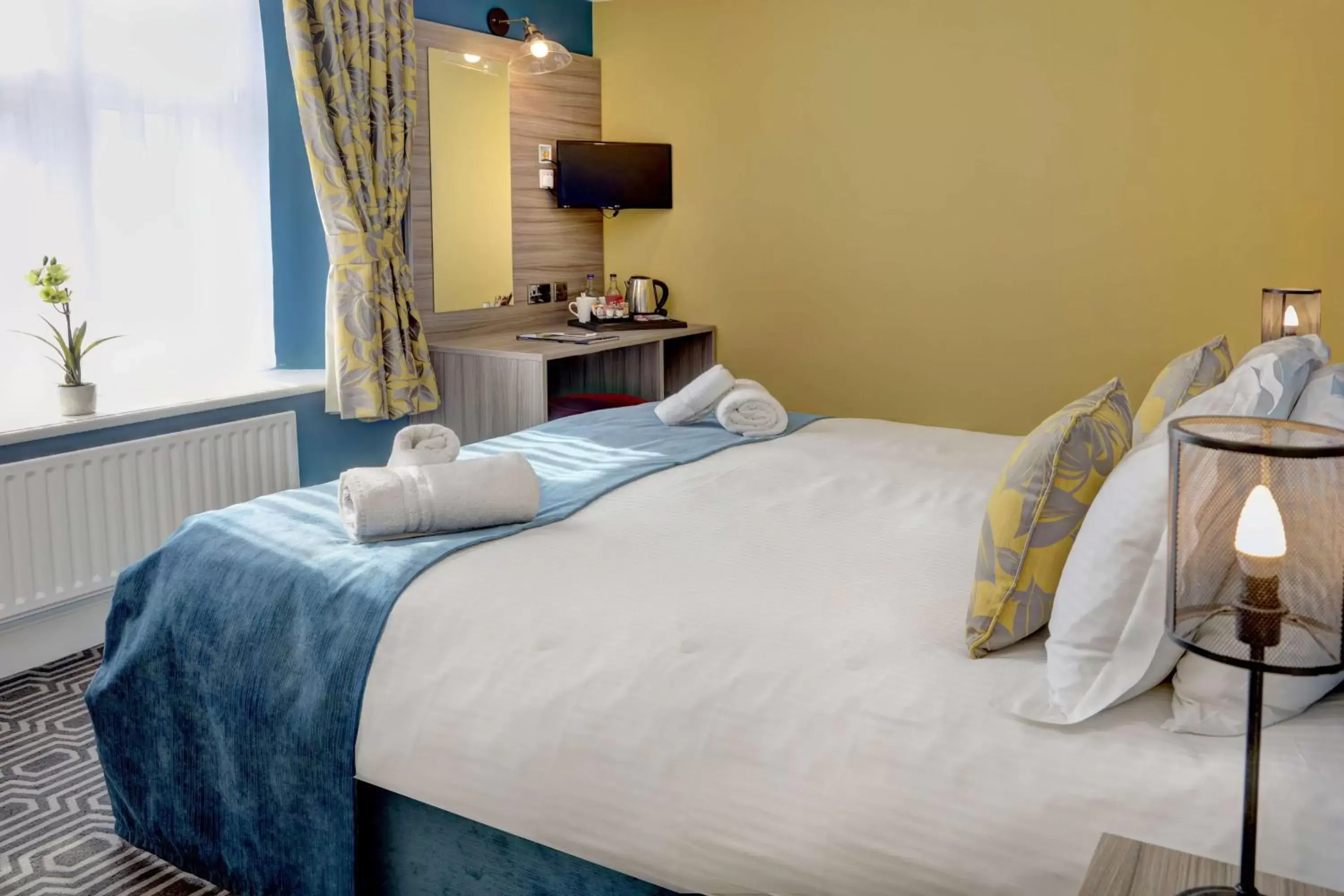 Bedroom, Bed in Stonecross Manor Hotel