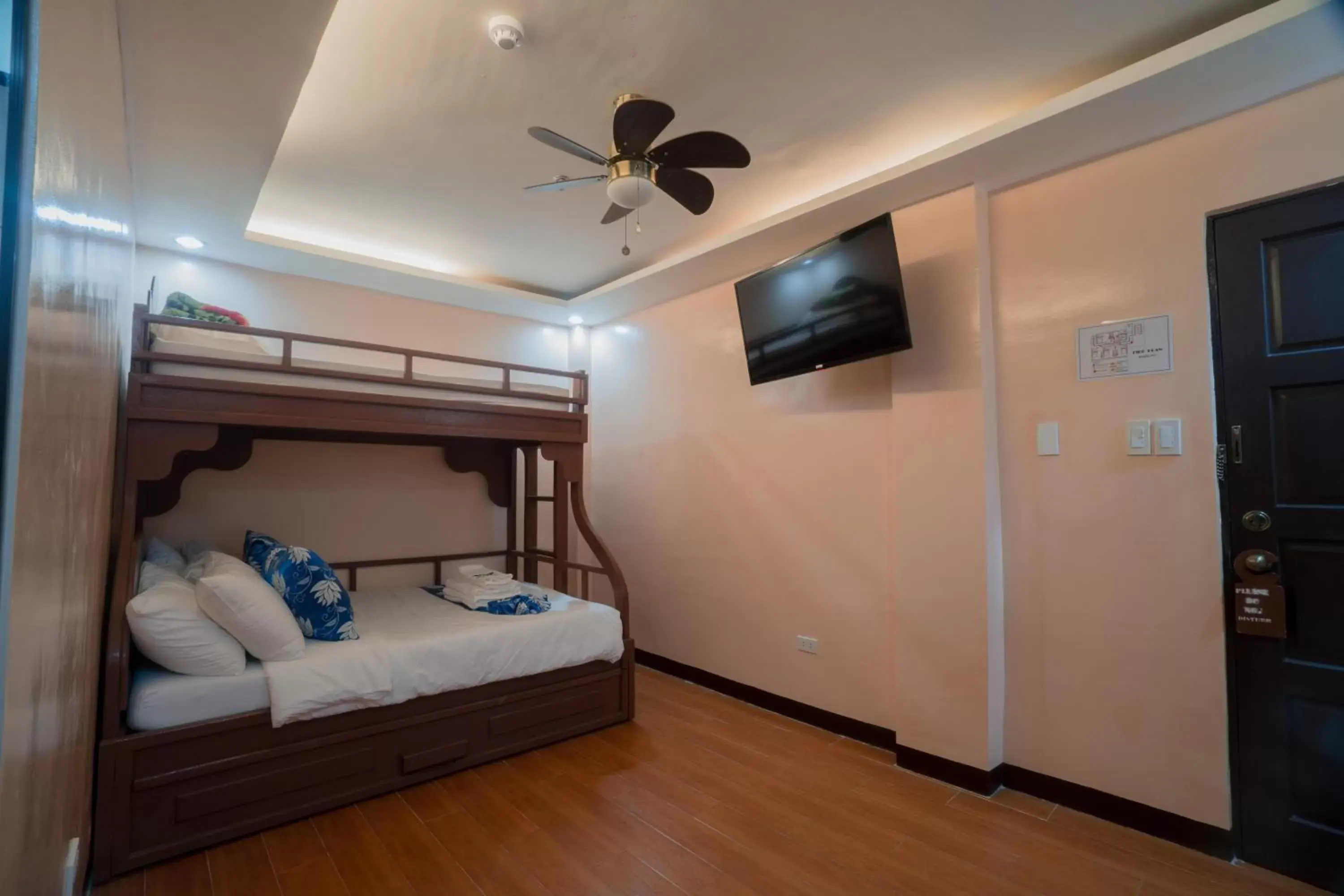 bunk bed in Skylodge Resort