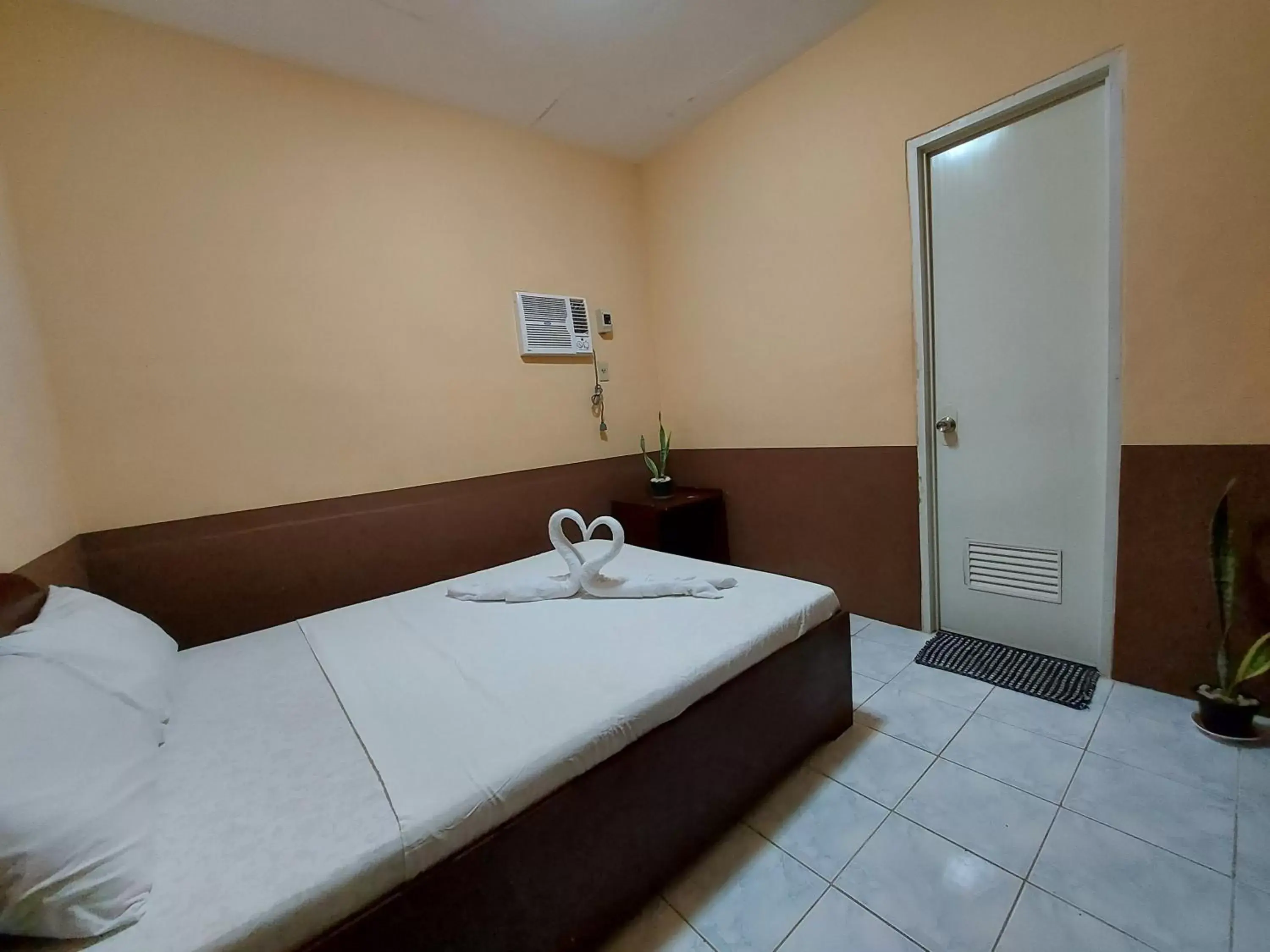 Bedroom, Bathroom in New Village Lodge