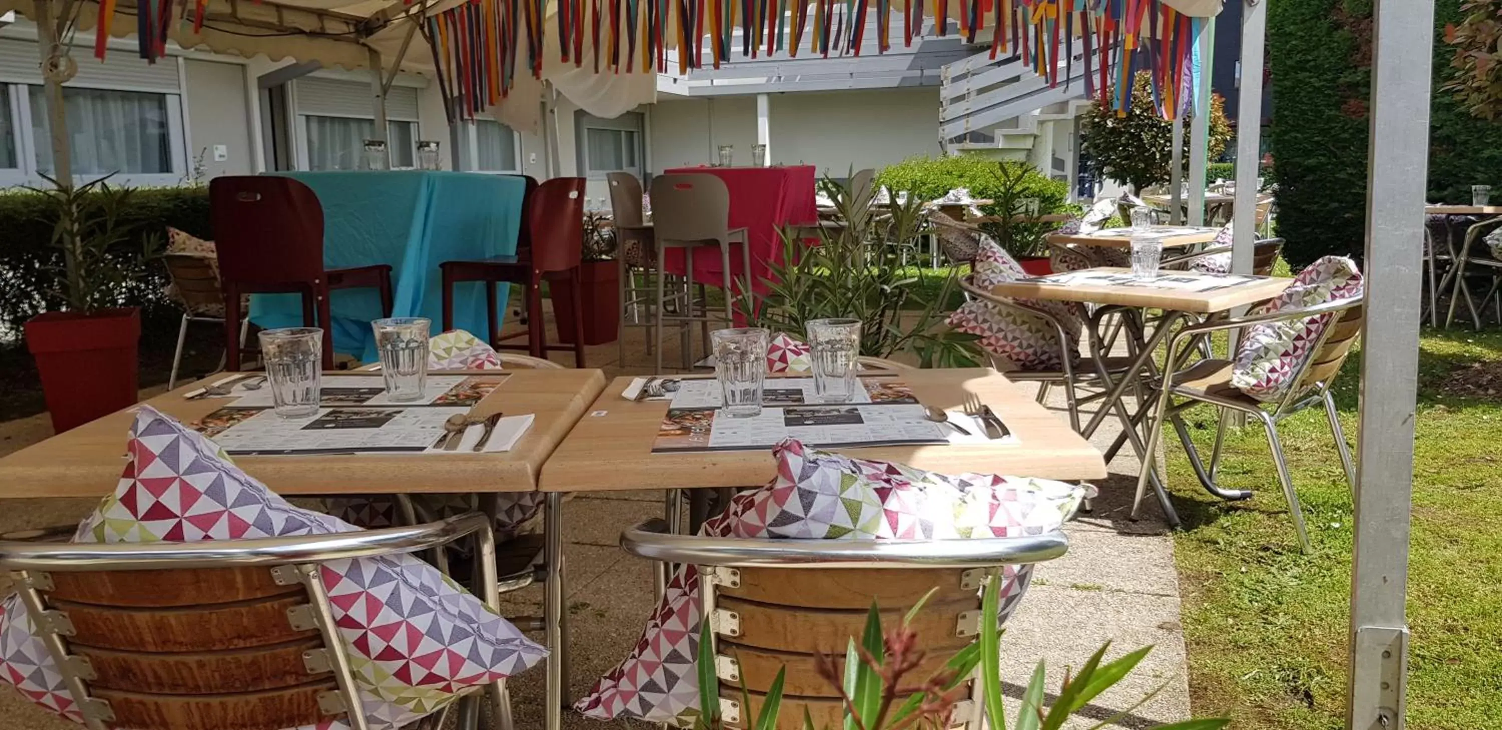 Patio, Restaurant/Places to Eat in Campanile Créteil - Bonneuil Sur Marne