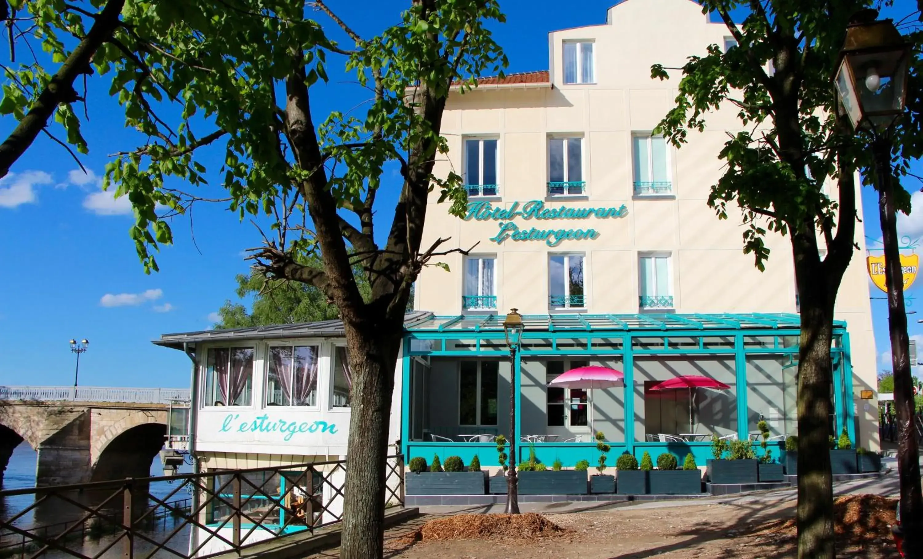 Restaurant/places to eat, Property Building in Hôtel L'Esturgeon