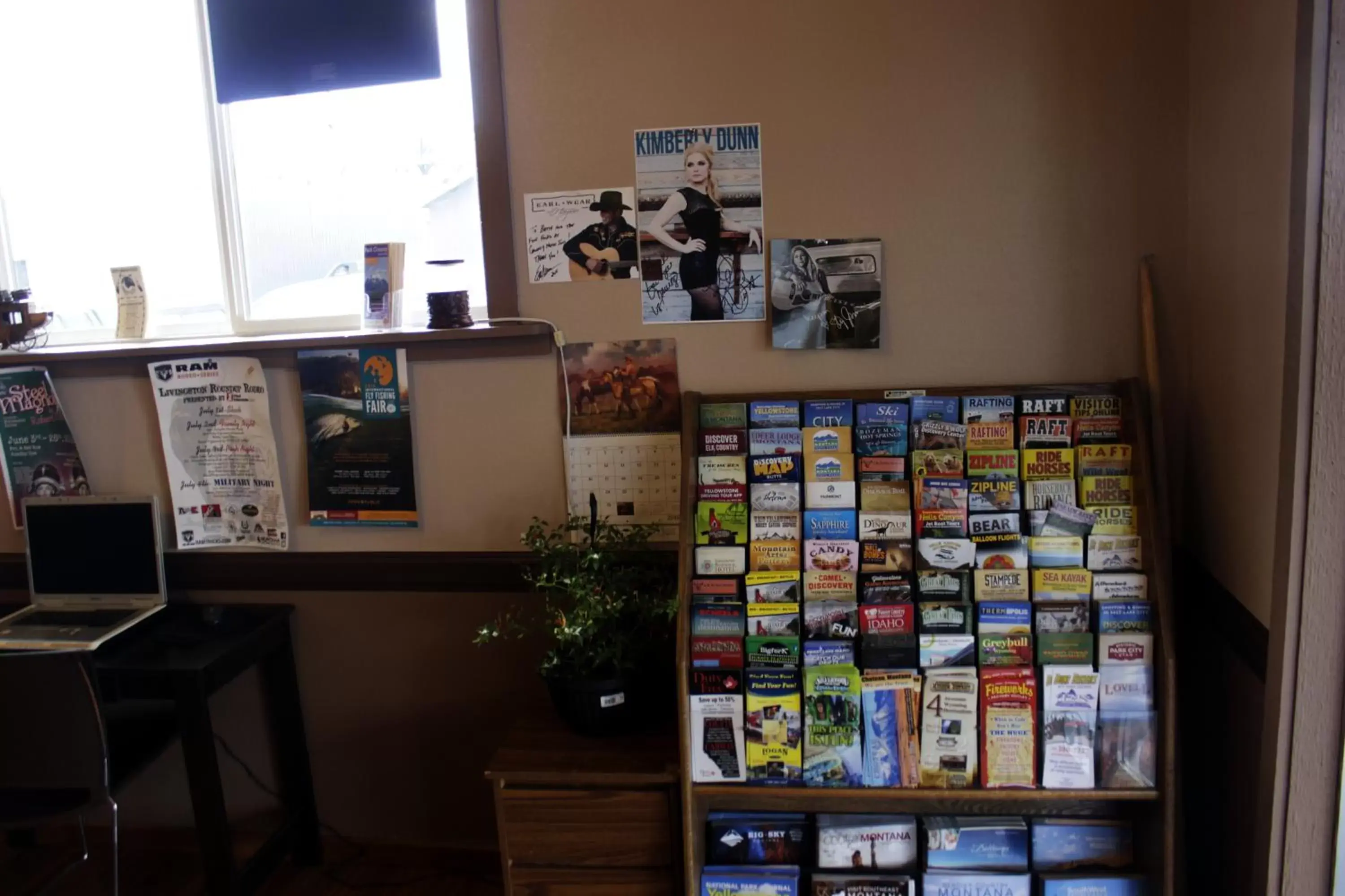 Communal lounge/ TV room in Country Motor Inn