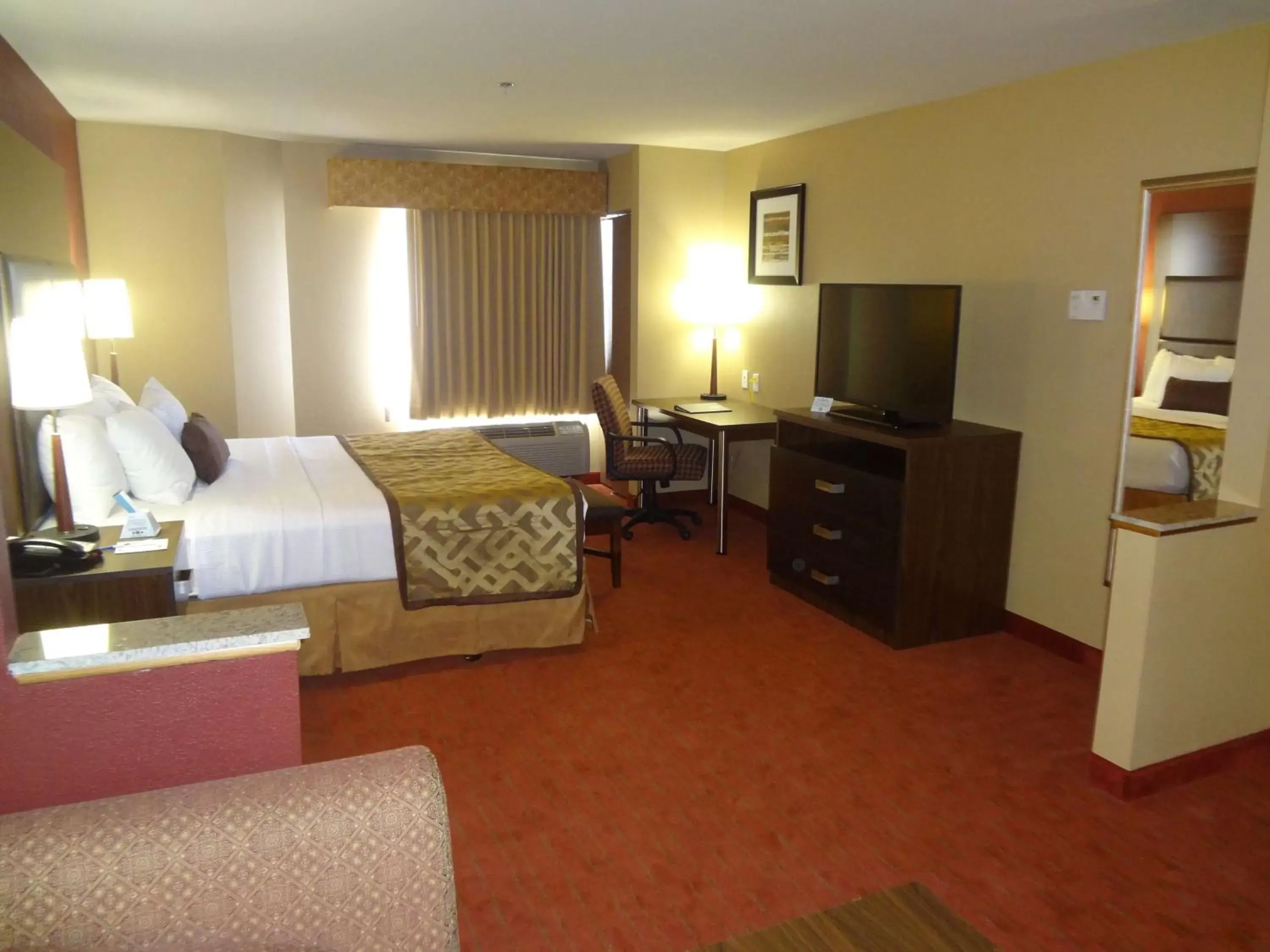 Photo of the whole room, TV/Entertainment Center in Best Western Plus Tulsa Woodland Hills Hotel and Suites