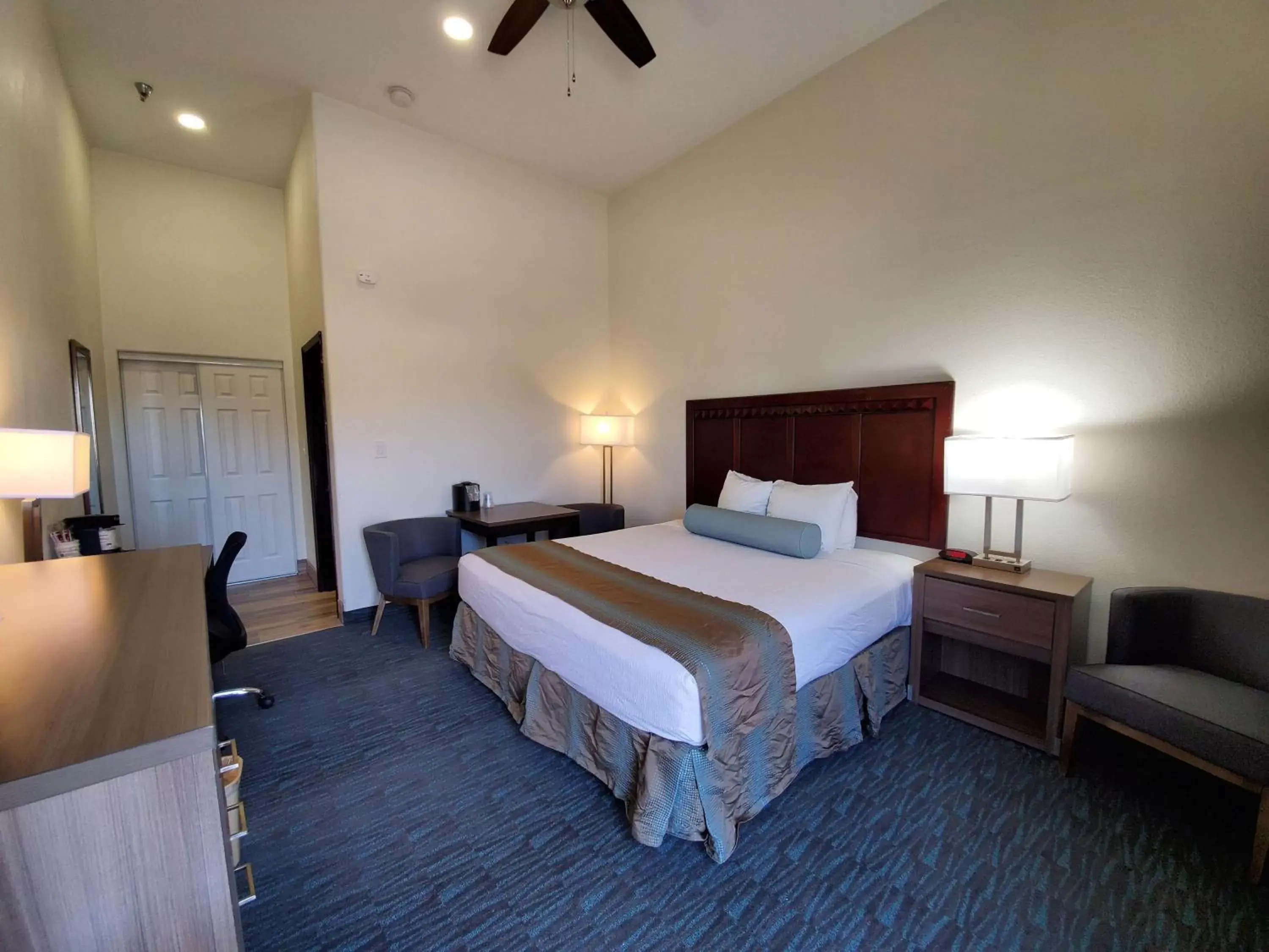 Photo of the whole room, Bed in Best Western Plus Main Street Inn