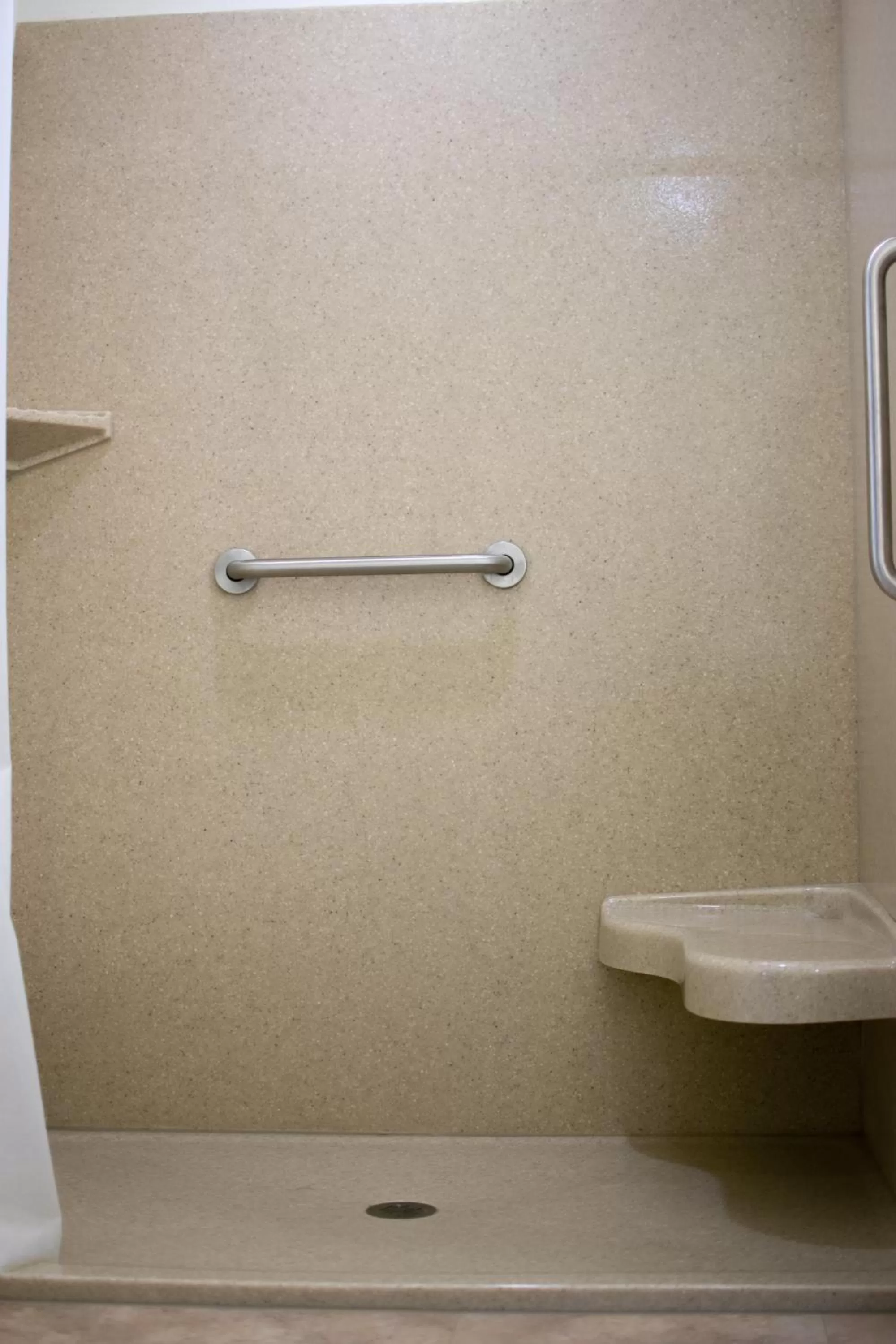 Shower in Boarders Inn & Suites by Cobblestone Hotels - Syracuse