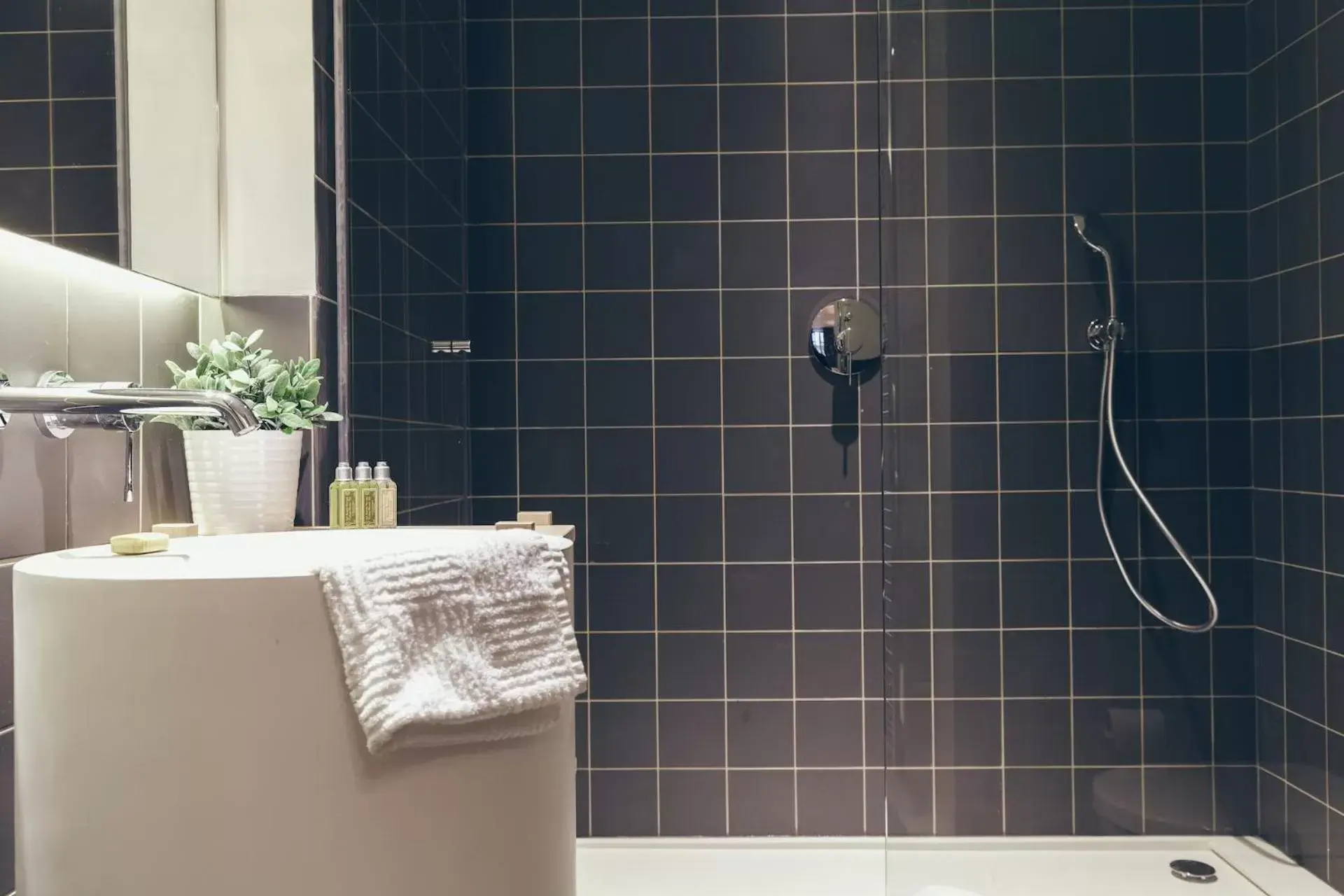 Bathroom in T3 luxe hyper centre