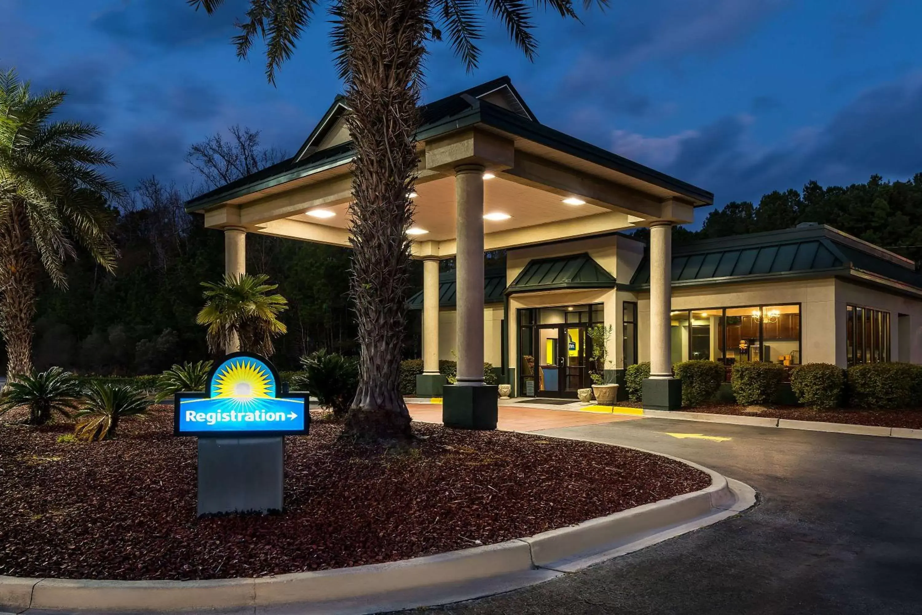 Property building, Swimming Pool in Days Inn by Wyndham Richmond Hill/Savannah