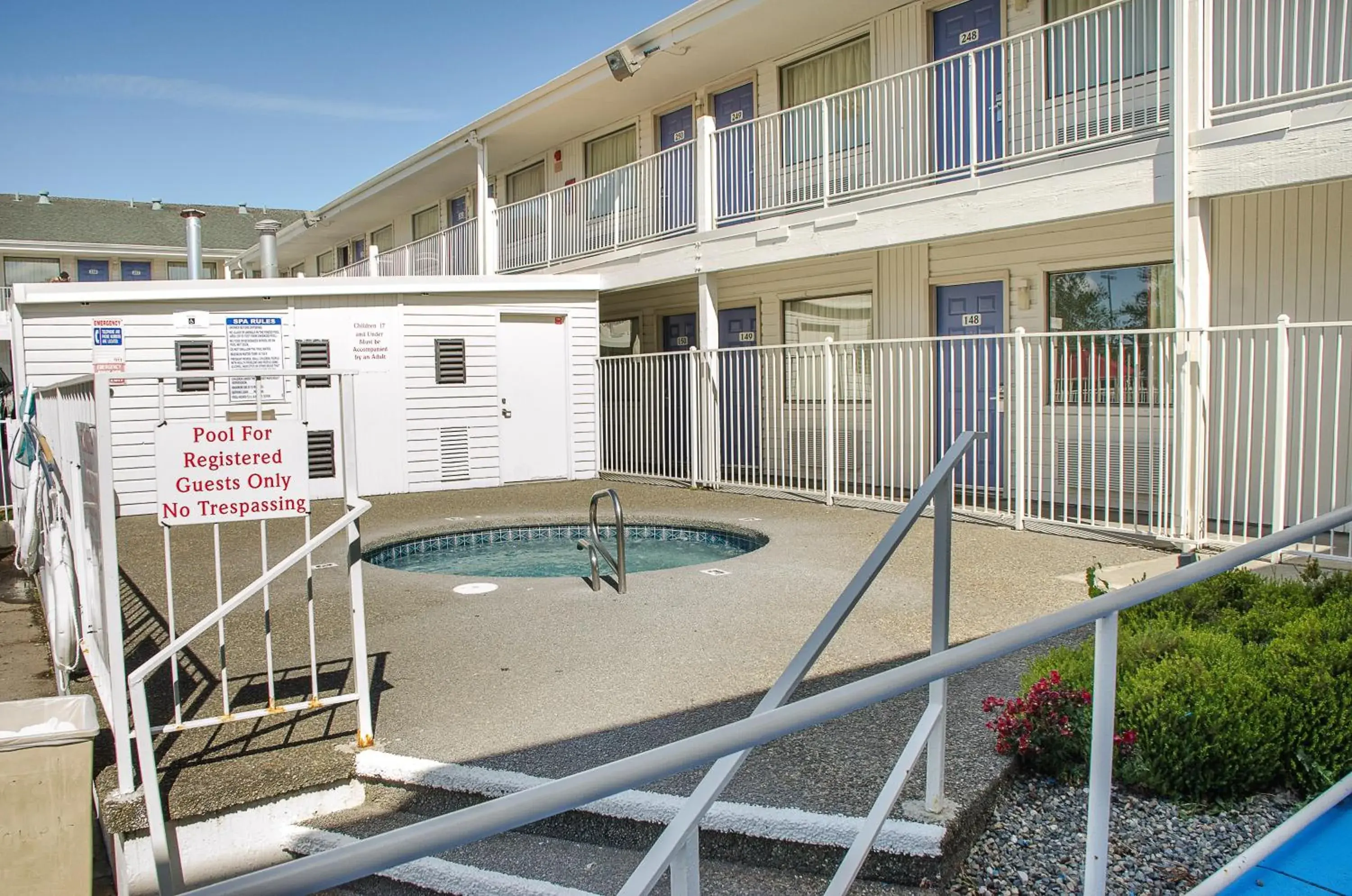 Swimming pool, Property Building in Motel 6-Tacoma, WA - South