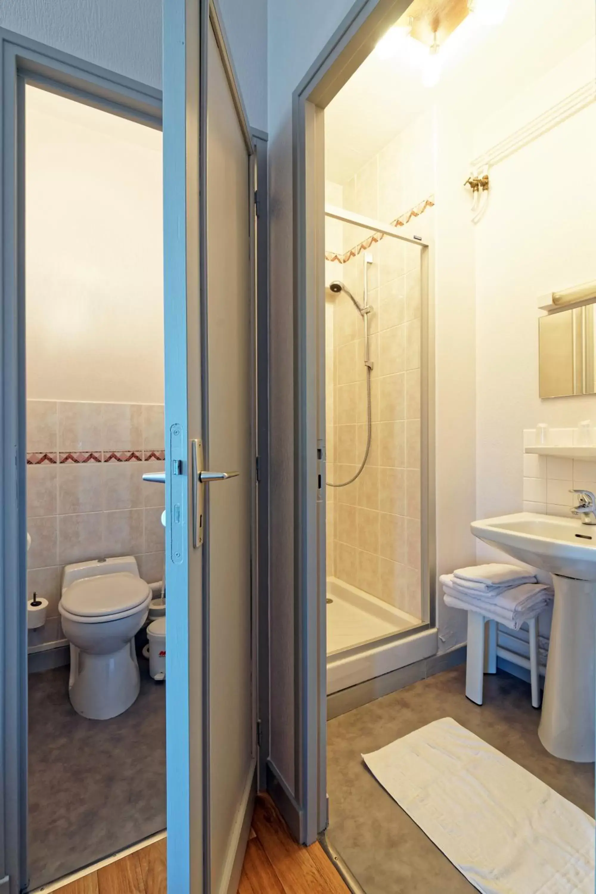 Twin Room in Contact Hôtel du Commerce et son restaurant Côte à Côte Twin Room in Contact Hôtel du Commerce et son restaurant Côte à Côte