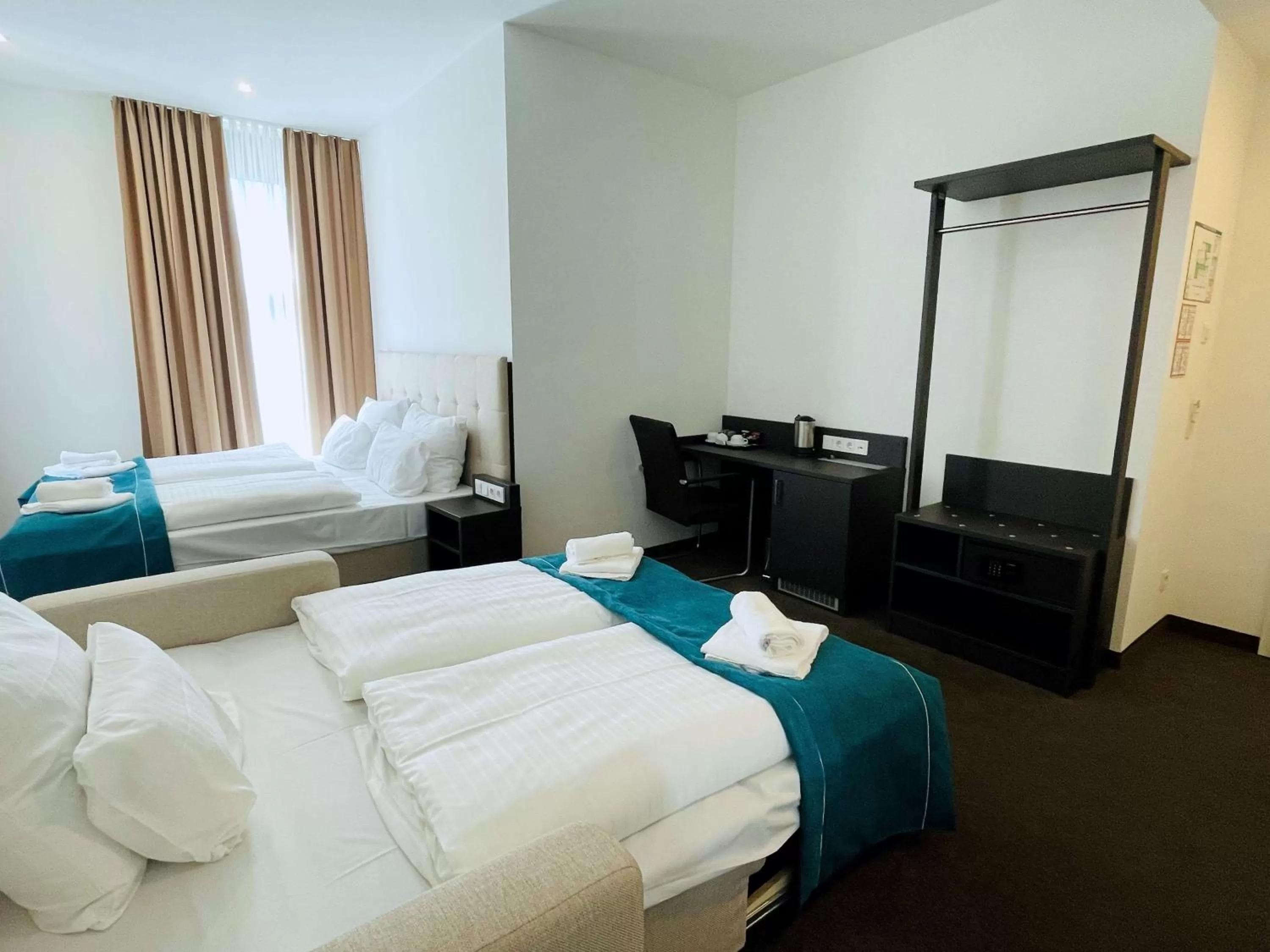 Bedroom, Bed in The Monument Hotel - BW Signature Collection