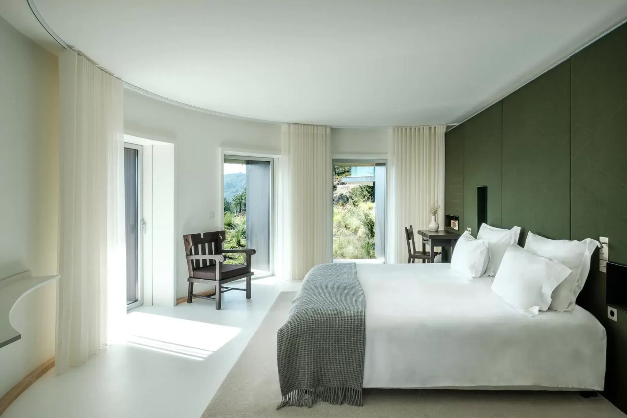 Bed in Casa de São Lourenço - Burel Panorama Hotel - member of Relais & Châteaux Bed in Casa de São Lourenço - Burel Panorama Hotel - member of Relais & Châteaux