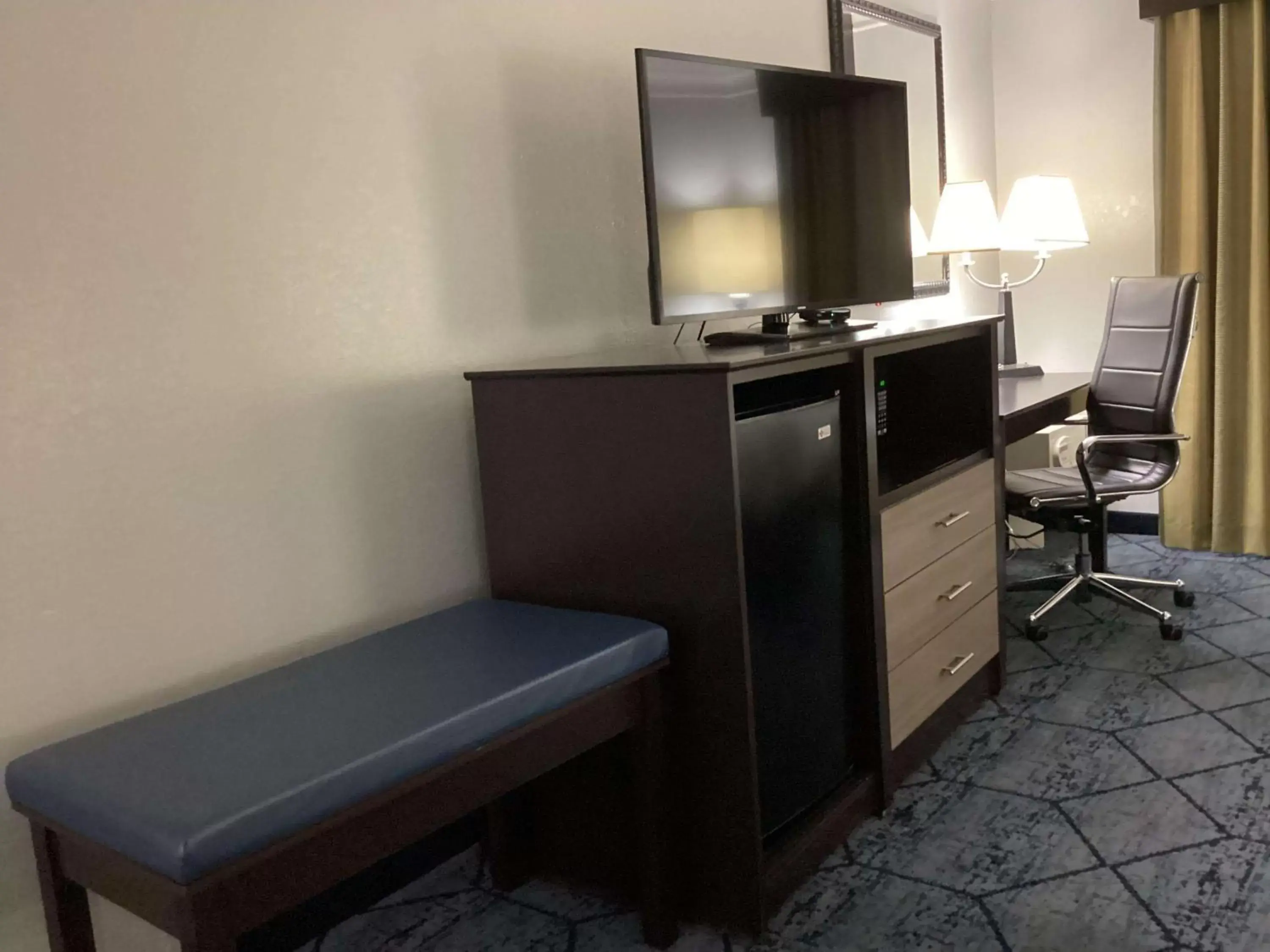 Photo of the whole room, Kitchen/Kitchenette in Best Western Slidell Hotel