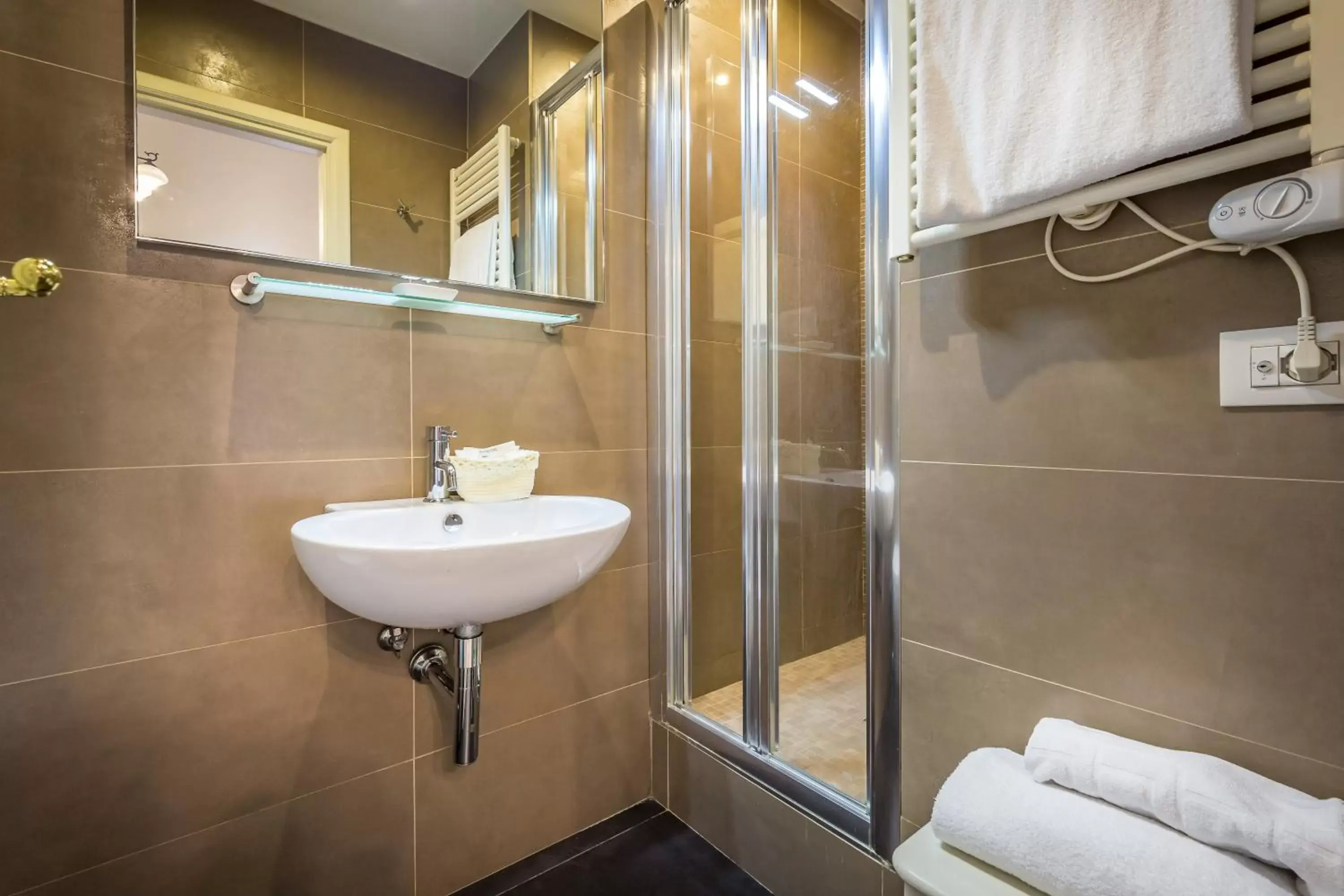 Shower, Bathroom in Hotel La Scaletta al Ponte Vecchio