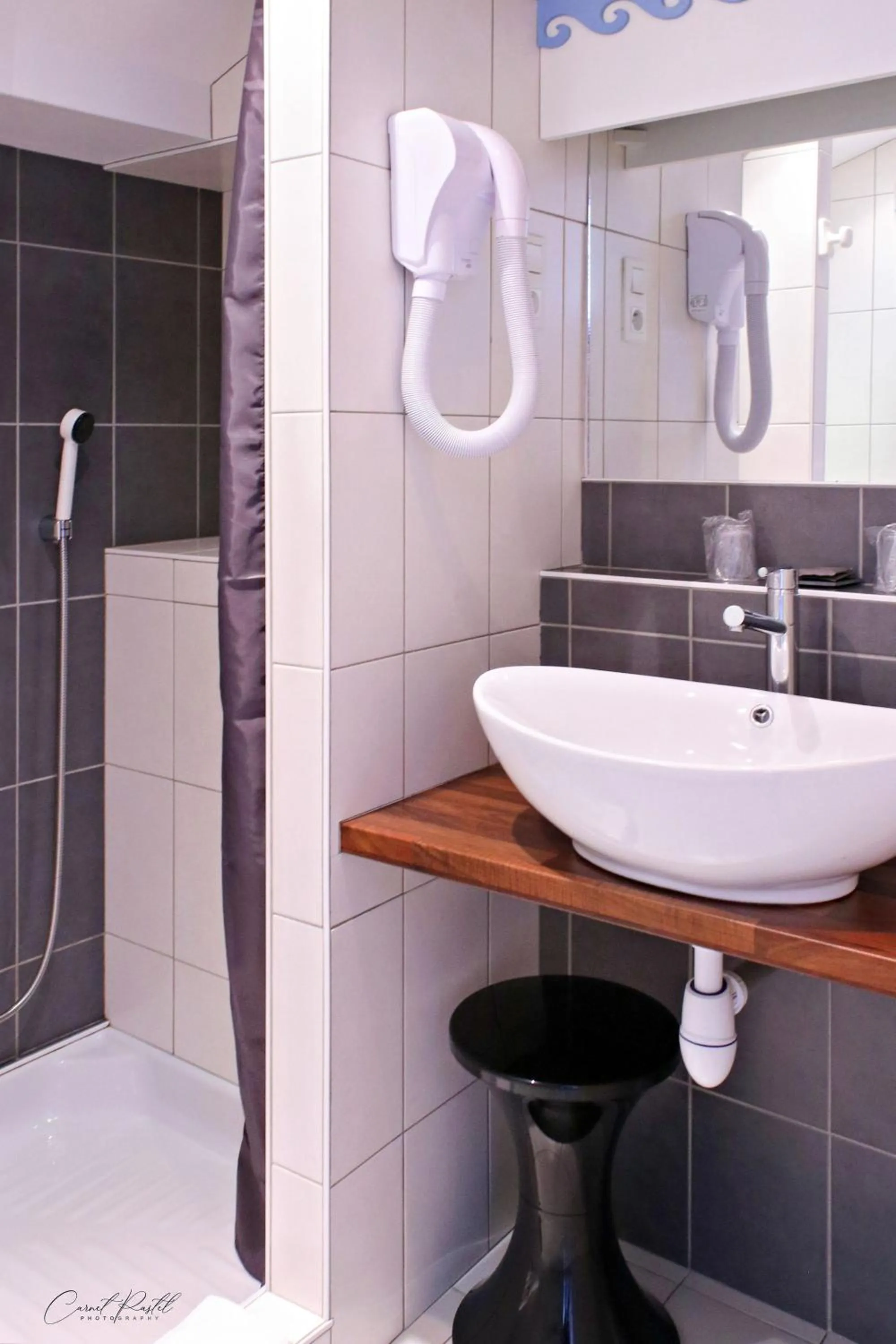 Shower in Hôtel Les Embruns Sables d'Olonne