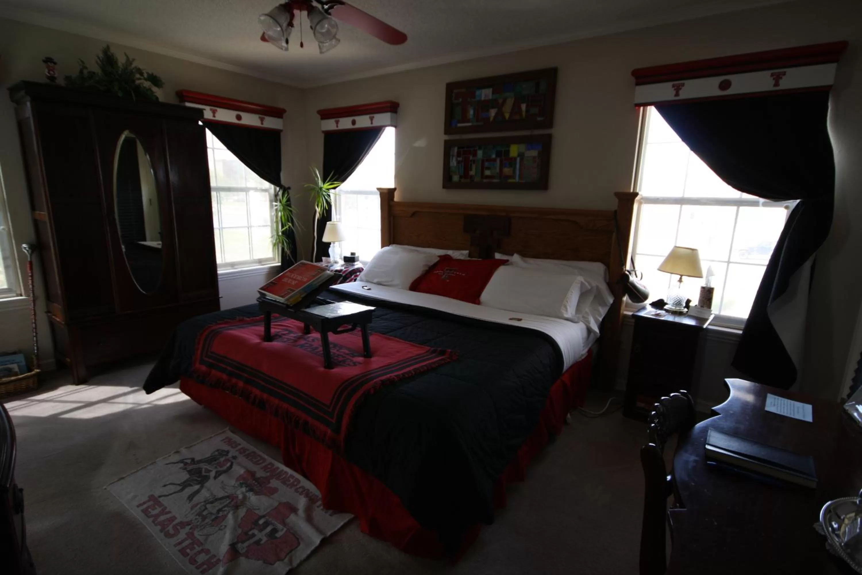 Decorative detail, Bed in Woodrow House Bed & Breakfast