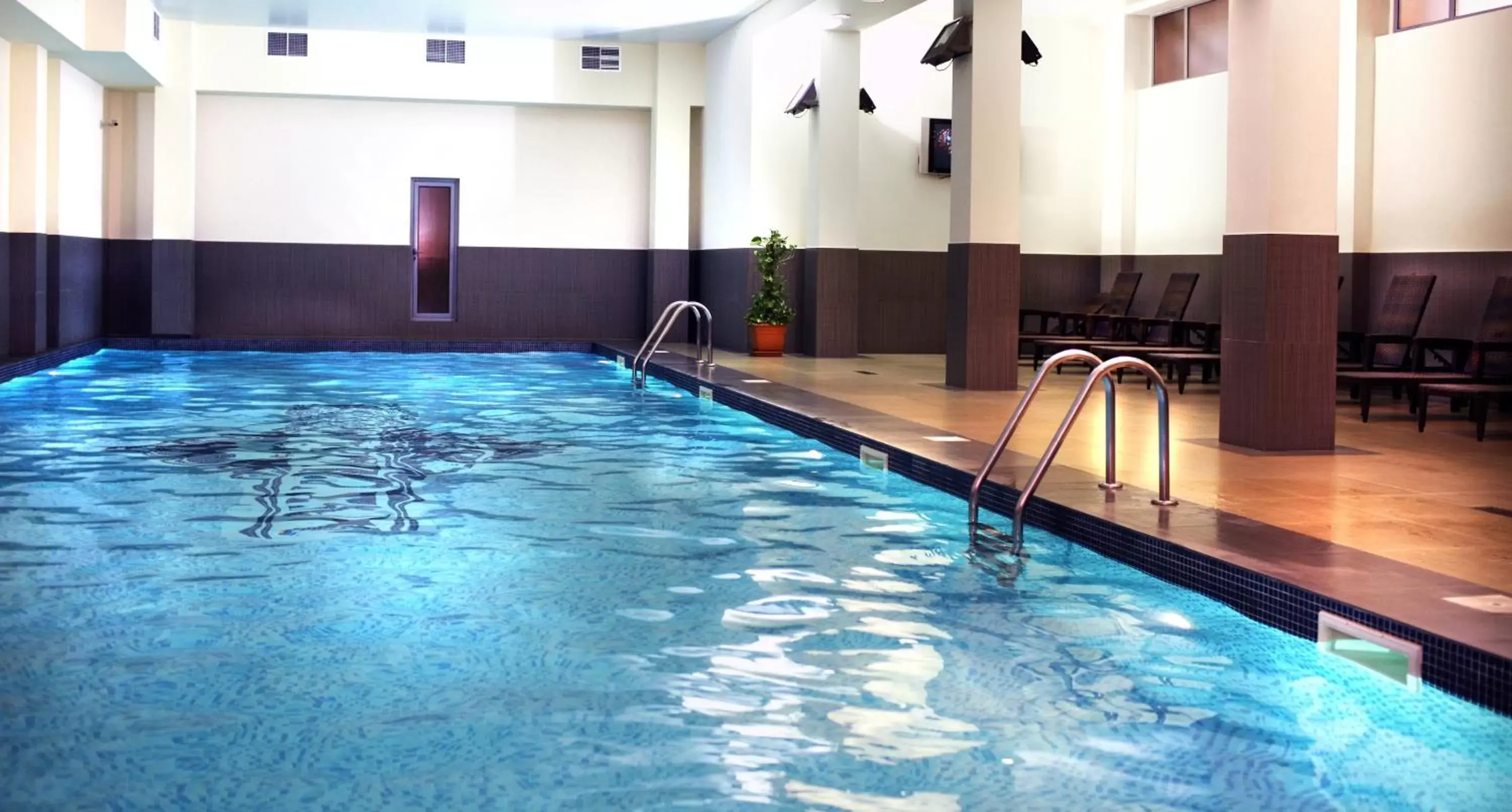Swimming Pool in Ani Plaza Hotel