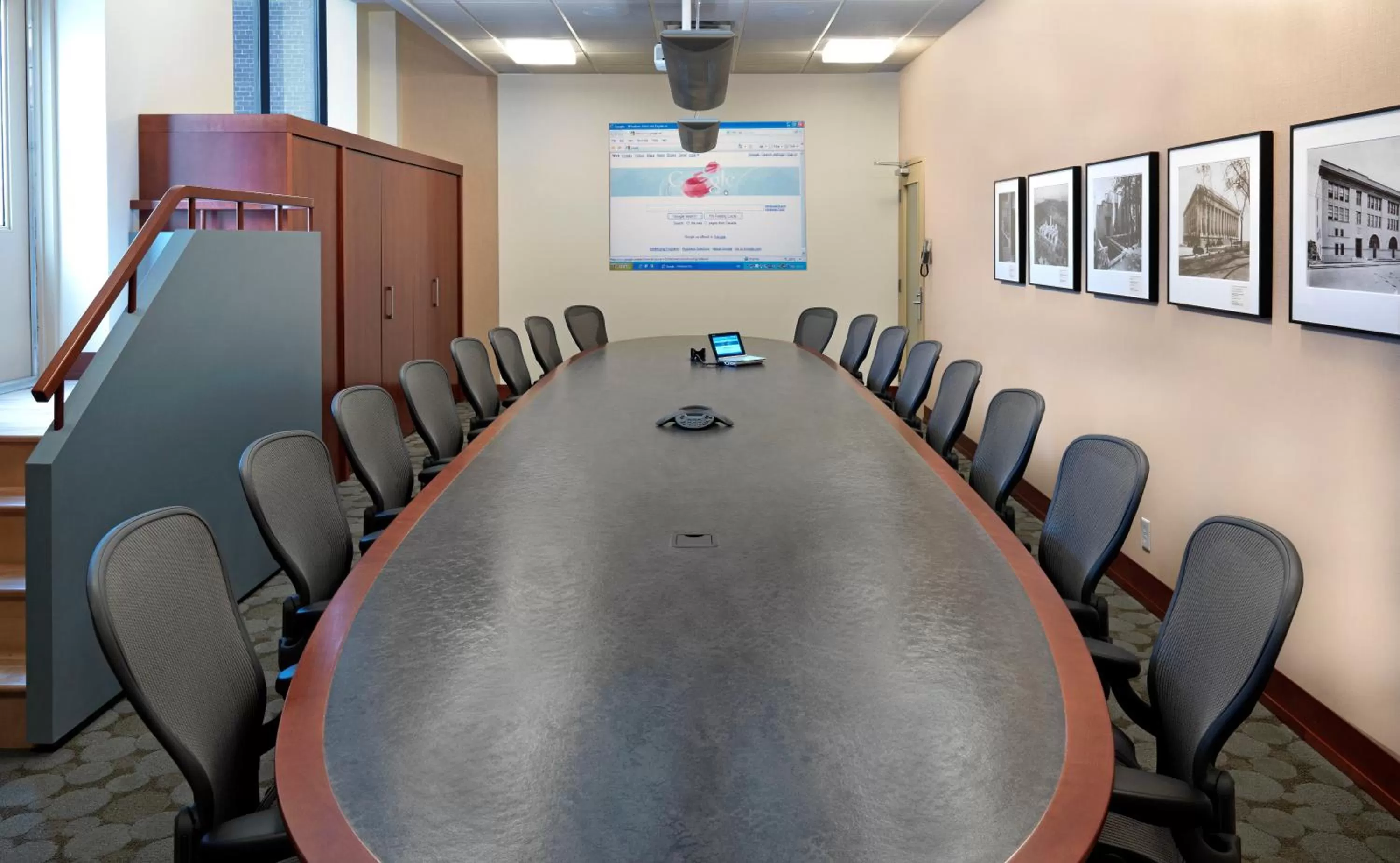 Business facilities in Le Square Phillips Hôtel & Suites