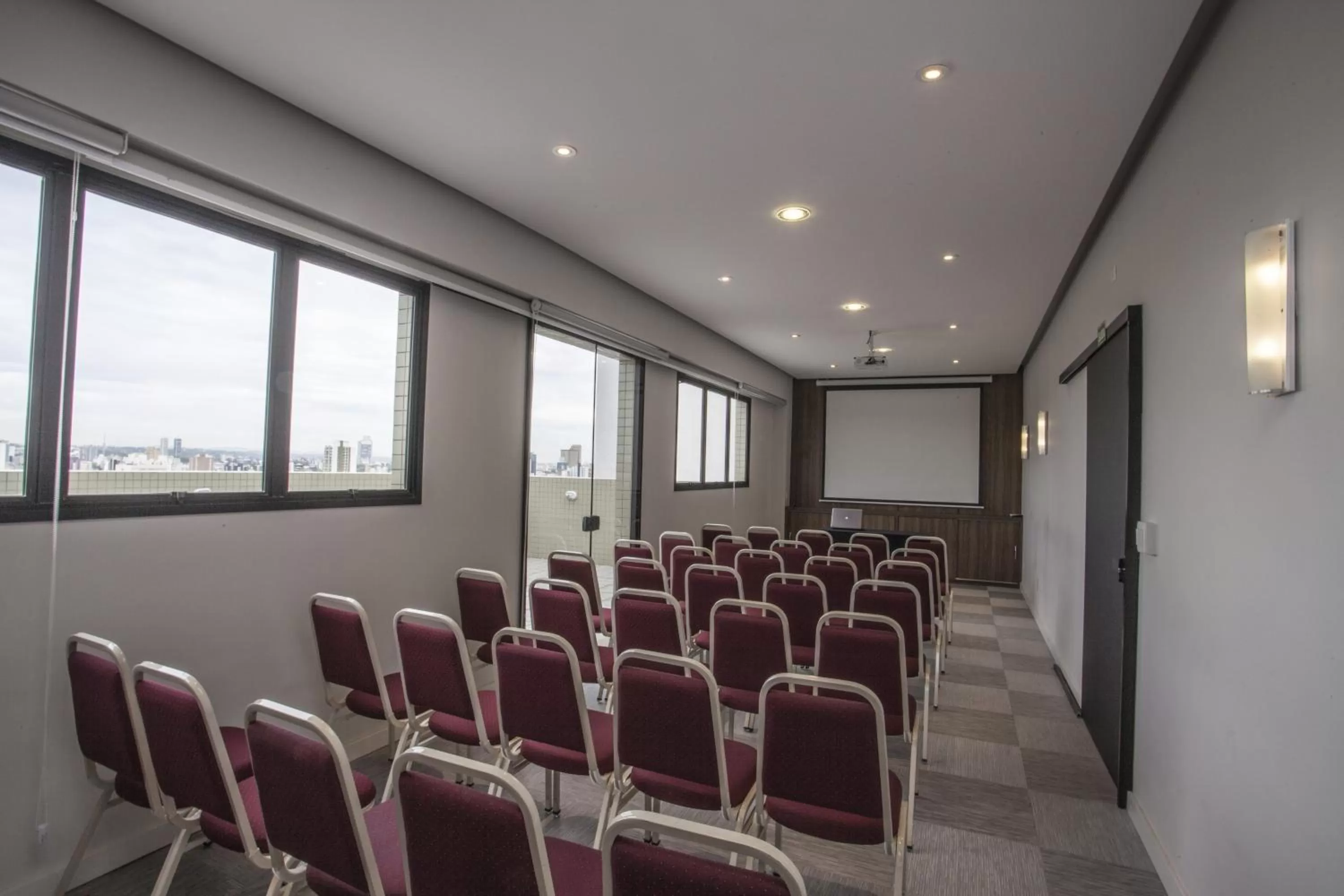 Meeting/conference room in Rio Hotel by Bourbon Curitiba