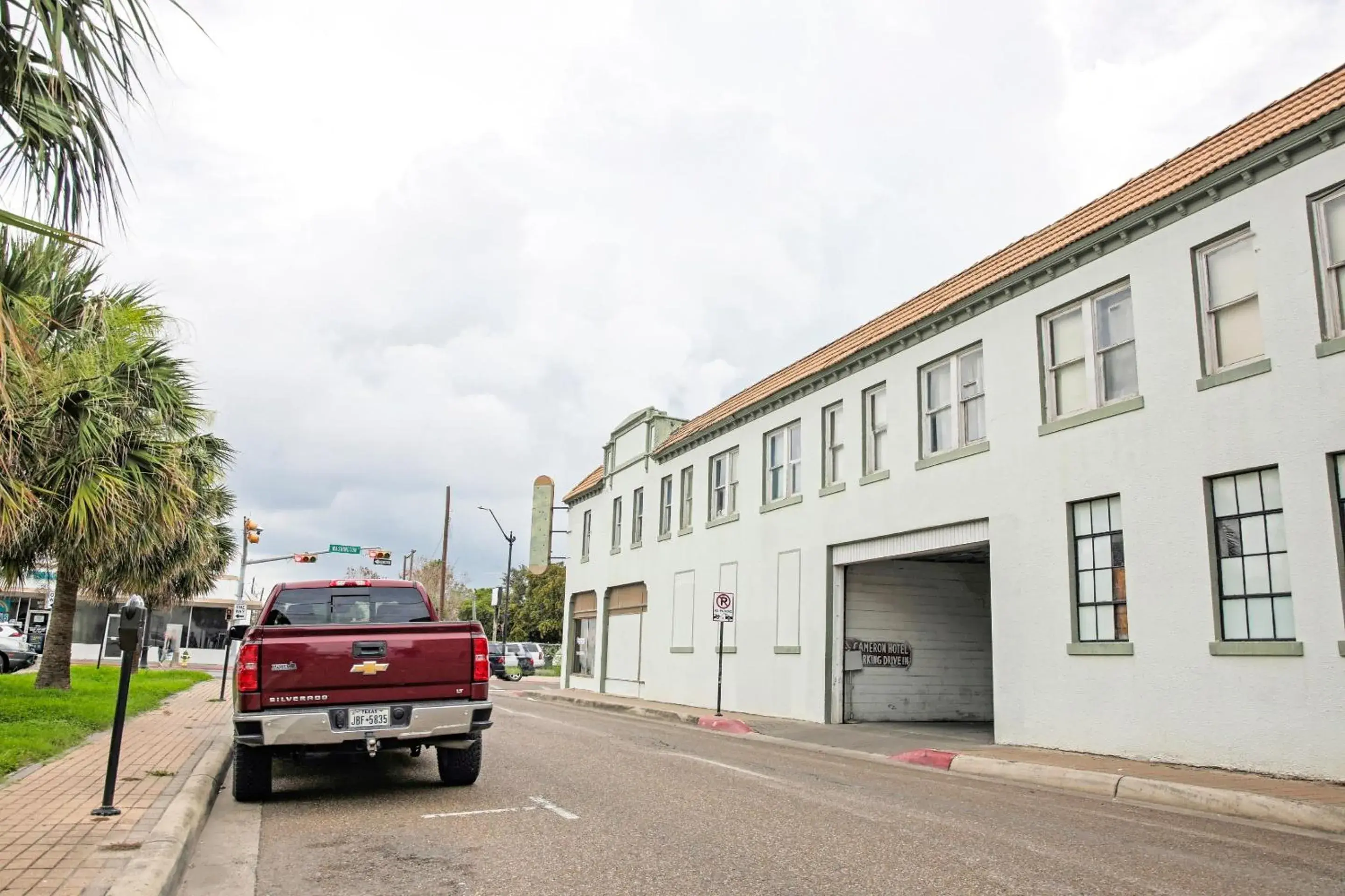 Facade/entrance in OYO Cameron Historic Hotel Brownsville I-69E