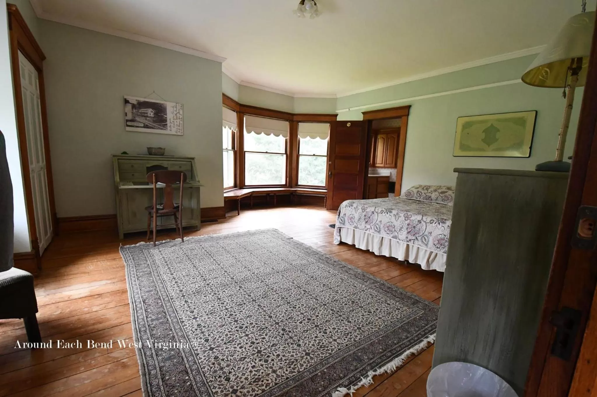 Bed in Laurel River Club Bed & Breakfast or LRCBNB