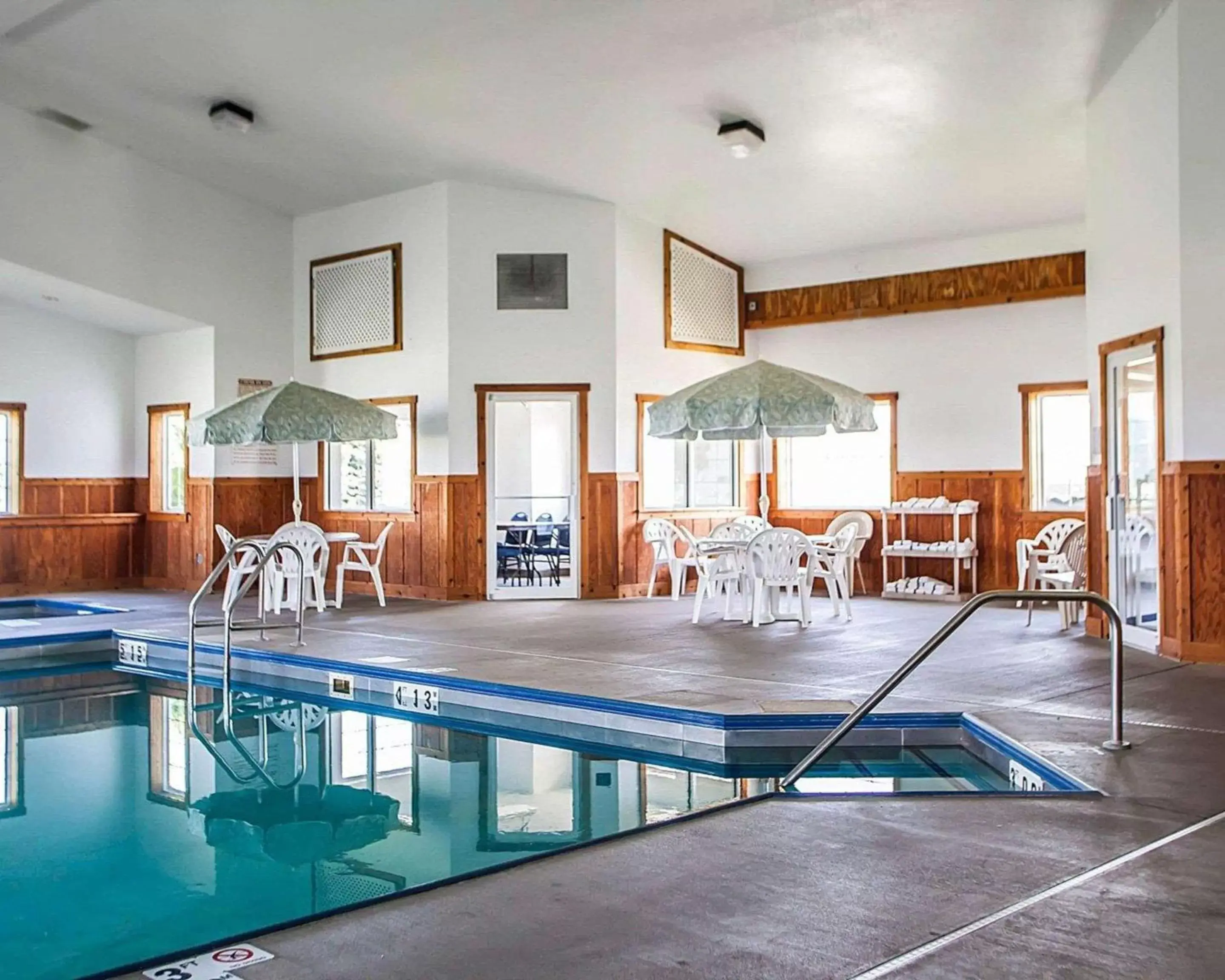 On site, Swimming Pool in Quality Inn & Suites Eldridge Davenport North