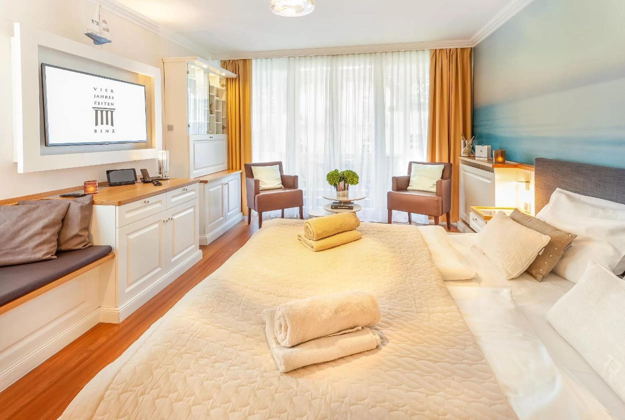 Photo of the whole room, Bed in Hotel Vier Jahreszeiten Binz