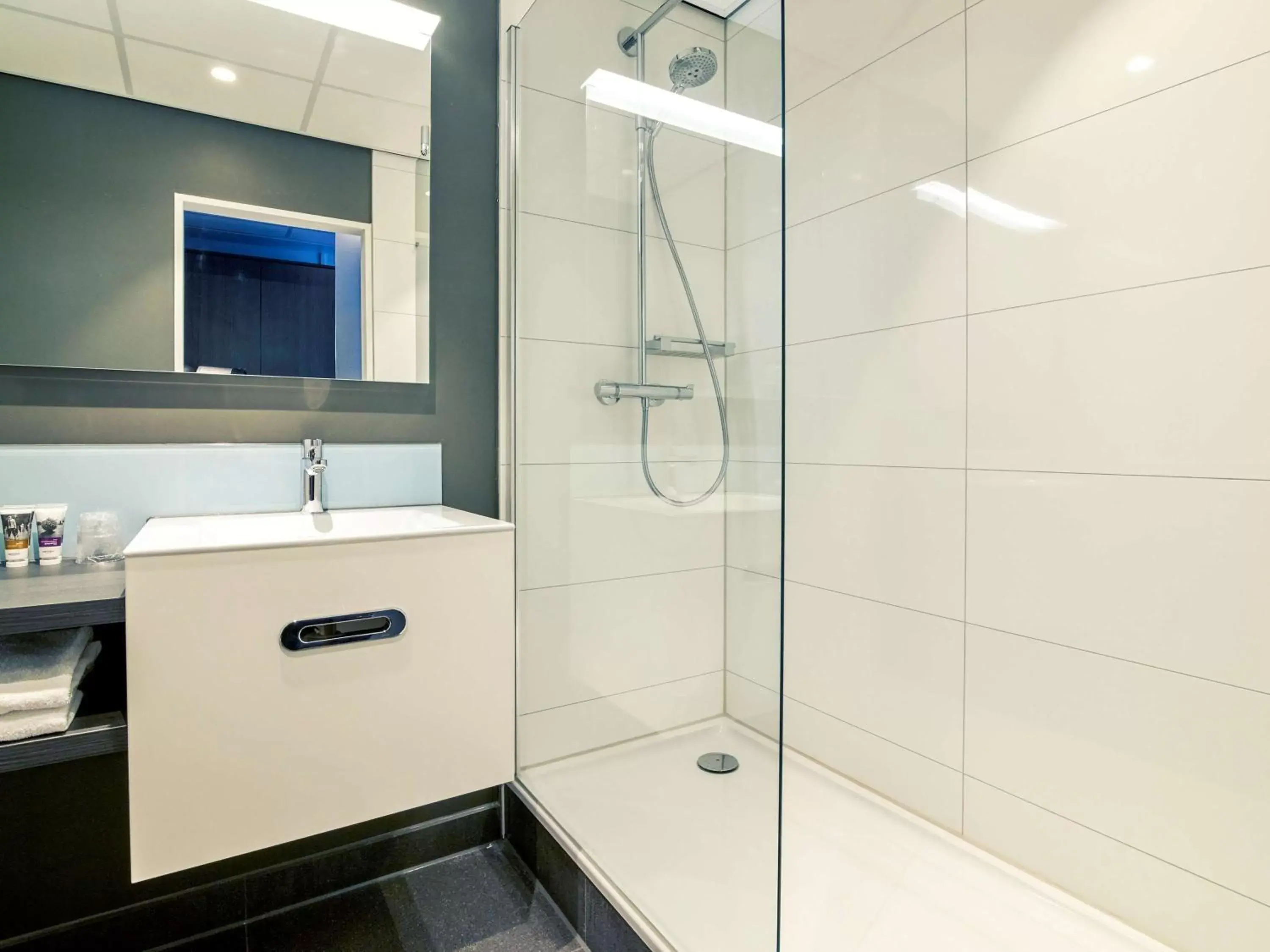 Photo of the whole room, Bathroom in Mercure Hotel Tilburg Centrum