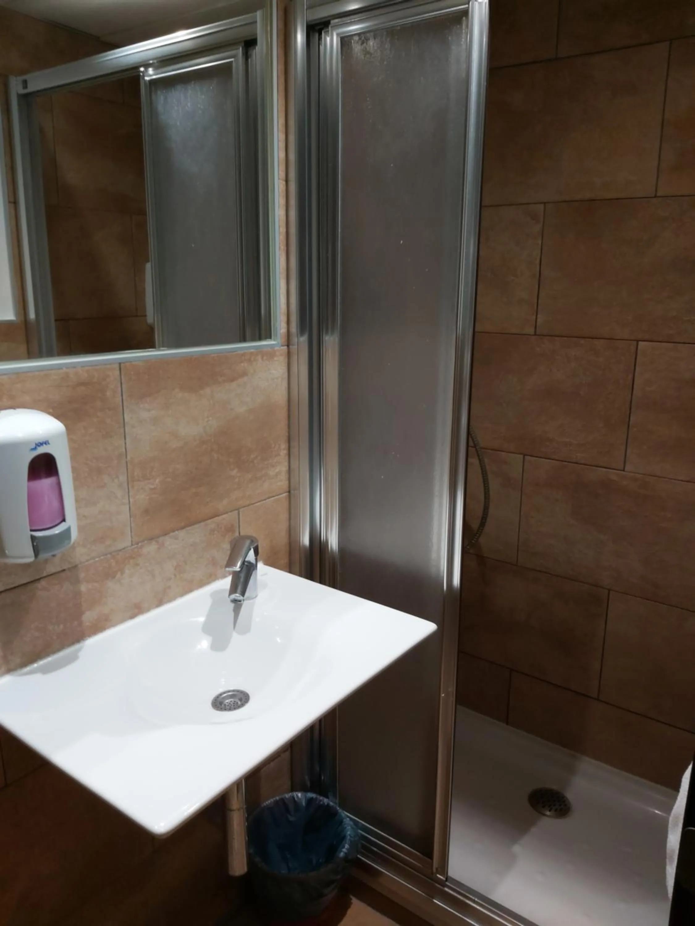 Shower in Hotel Complutense