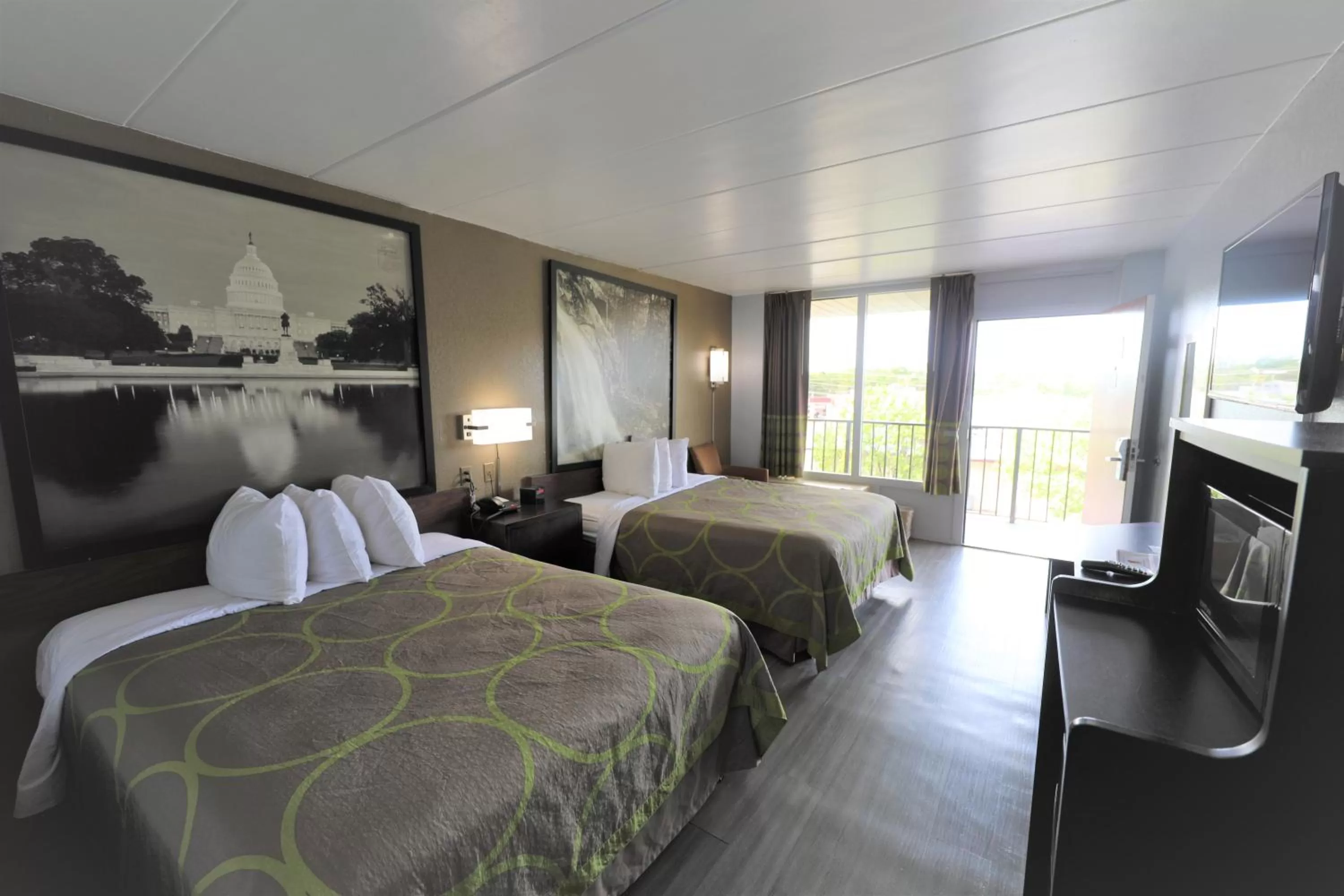 Bedroom, Bed in Super 8 by Wyndham Manassas