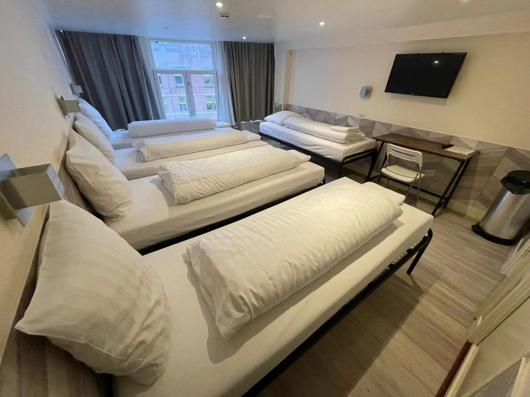 Photo of the whole room, Bed in Hotel Damrak Inn