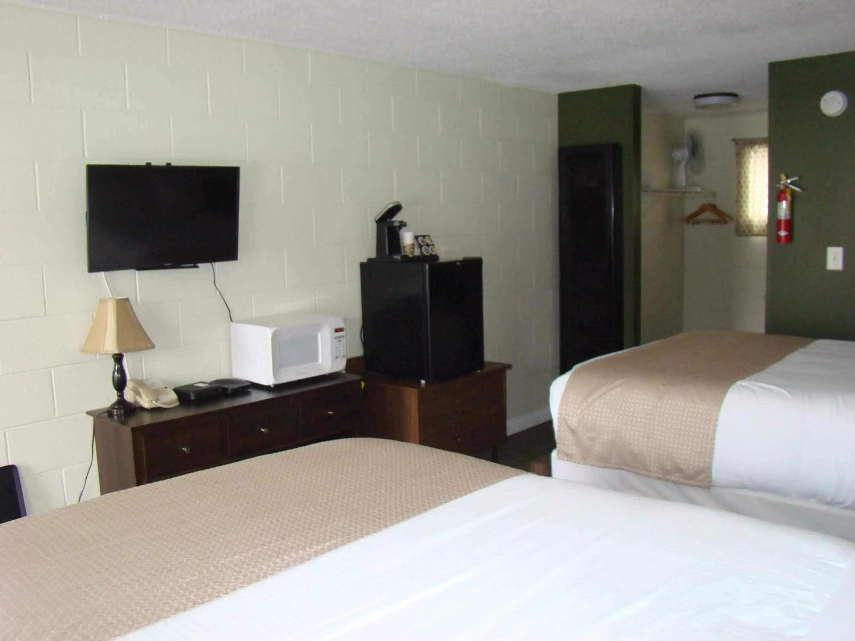 Bedroom, TV/Entertainment Center in Paddock Inn