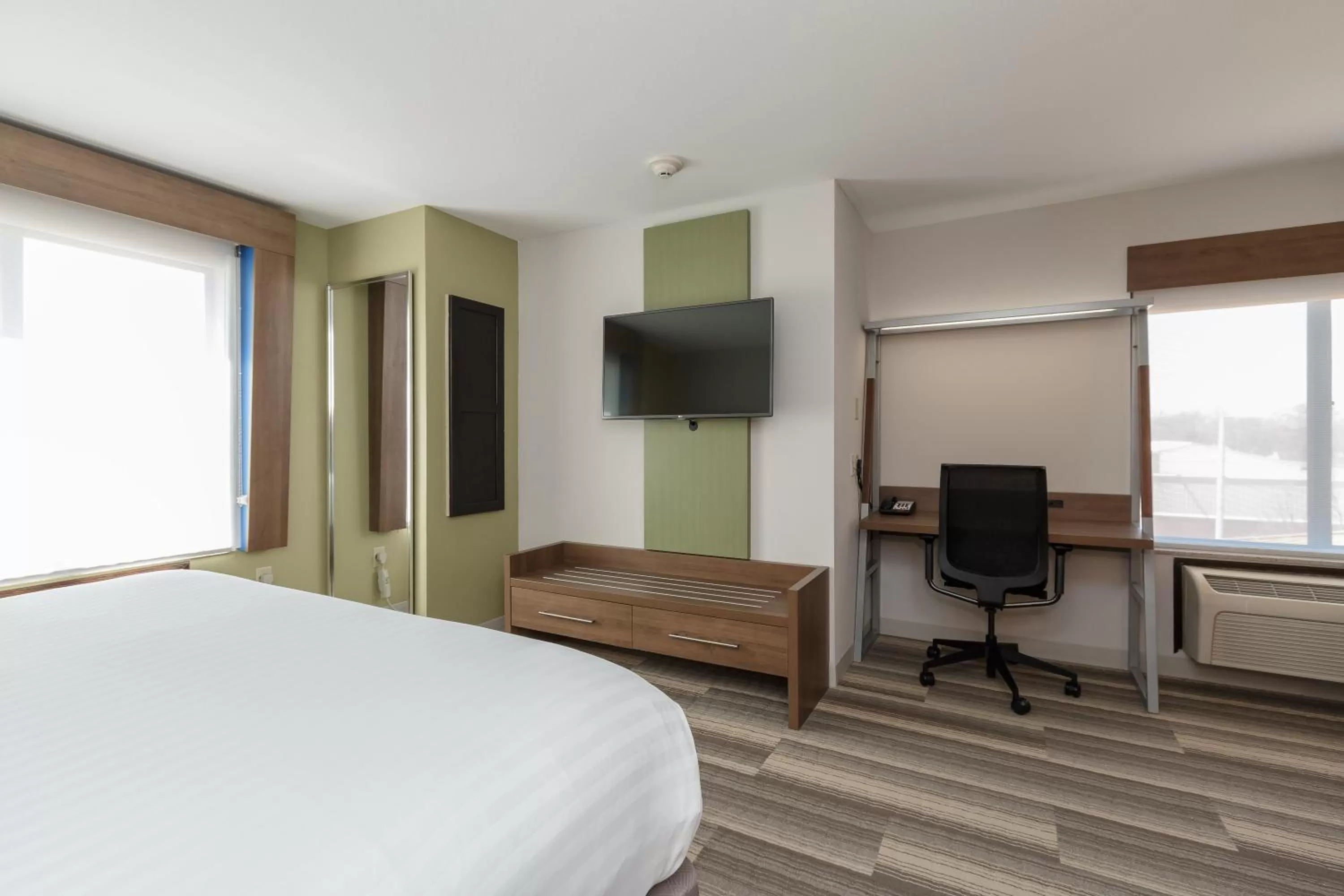 Photo of the whole room, Bed in Holiday Inn Express & Suites - South Bend - Notre Dame Univ.