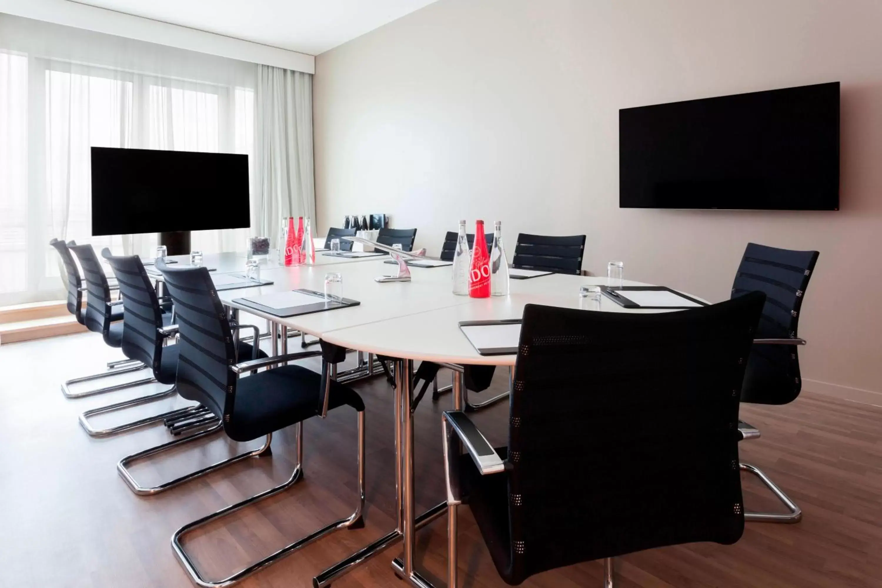Meeting/conference room, TV/Entertainment Center in AC Hotel by Marriott Paris Le Bourget Airport