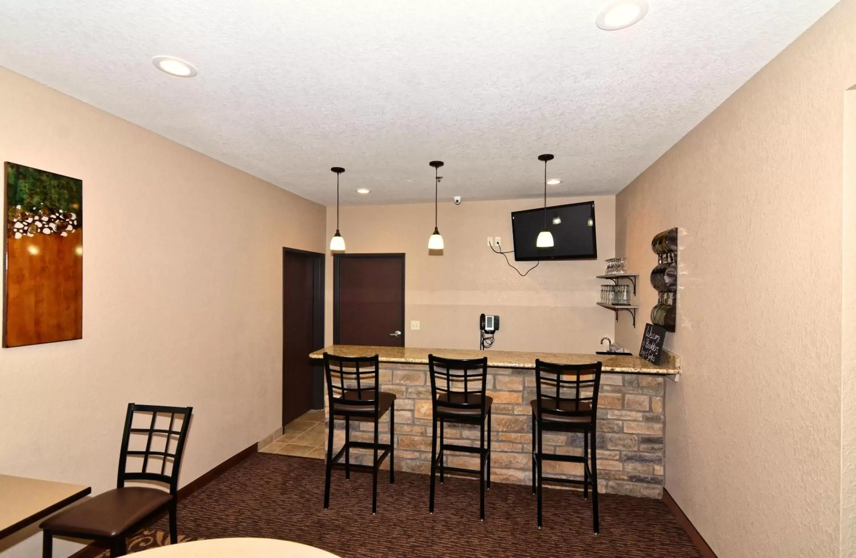 Communal lounge/ TV room, Dining Area in Cobblestone Inn & Suites - Clarion