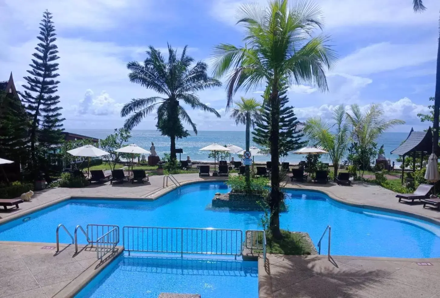 Swimming pool in Khaolak Palm Beach Resort Swimming pool in Khaolak Palm Beach Resort