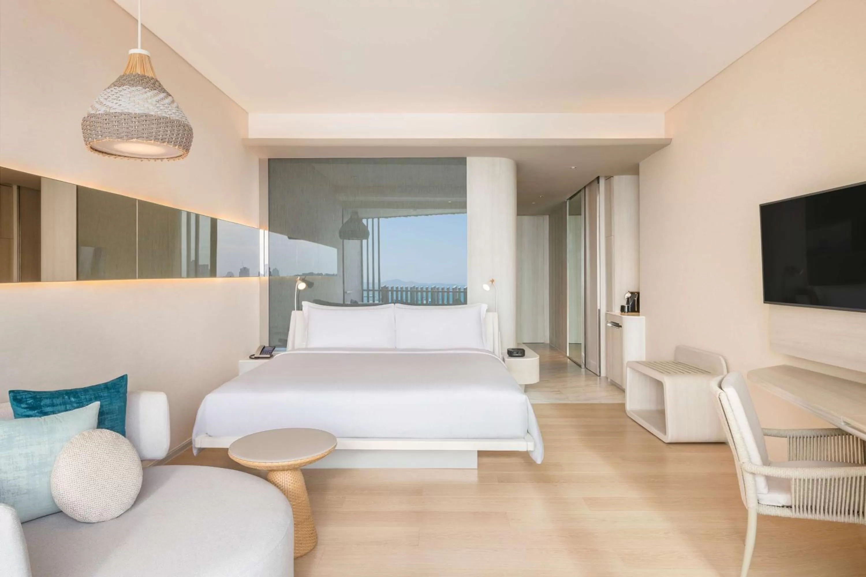 Bedroom, Bed in Hilton Pattaya