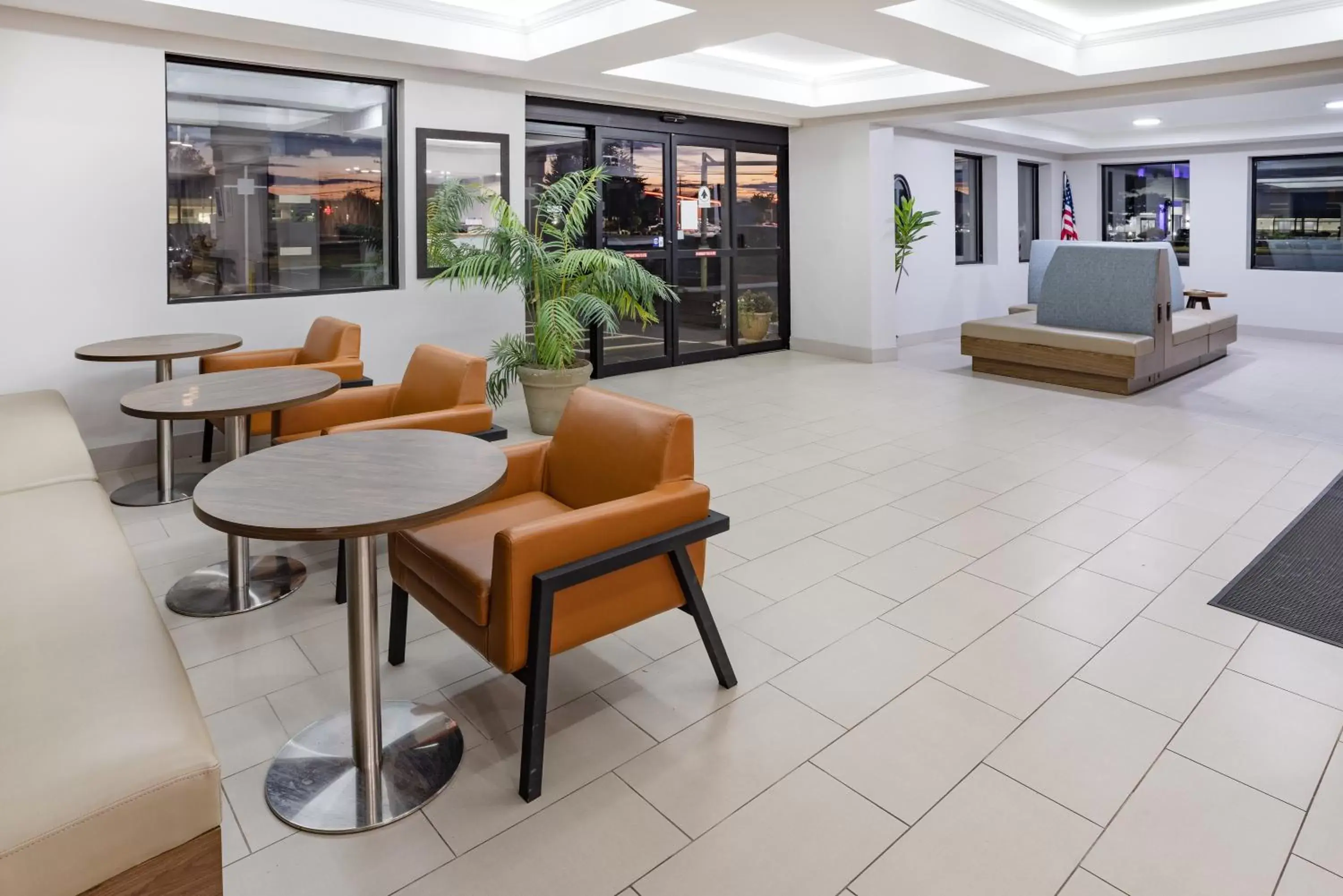 Seating area, Lobby/Reception in Wingate by Wyndham Fishkill