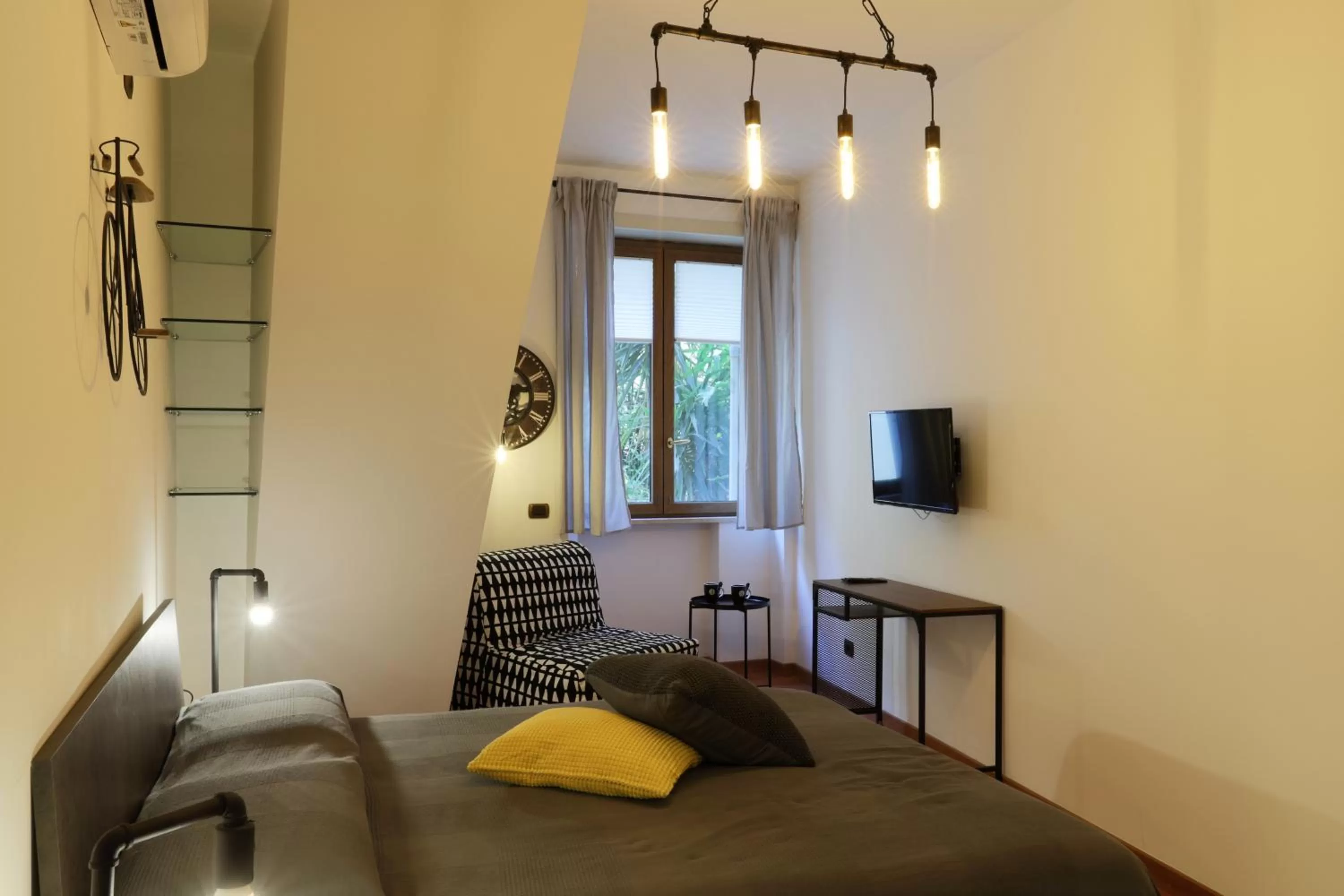 Photo of the whole room, Bed in Napoli Vesuvio Apartments by Dimorra