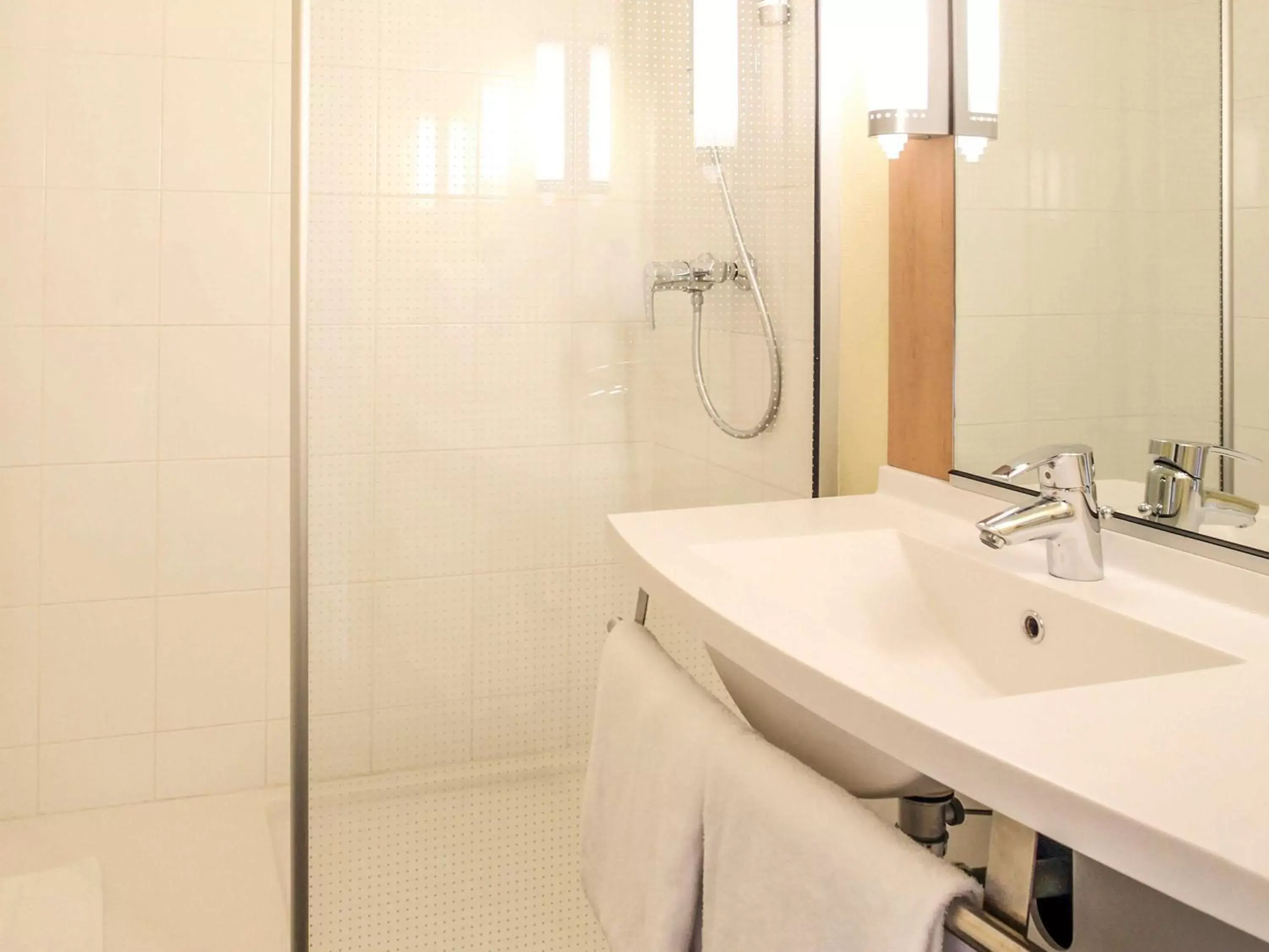 Photo of the whole room, Bathroom in ibis Chalons en Champagne