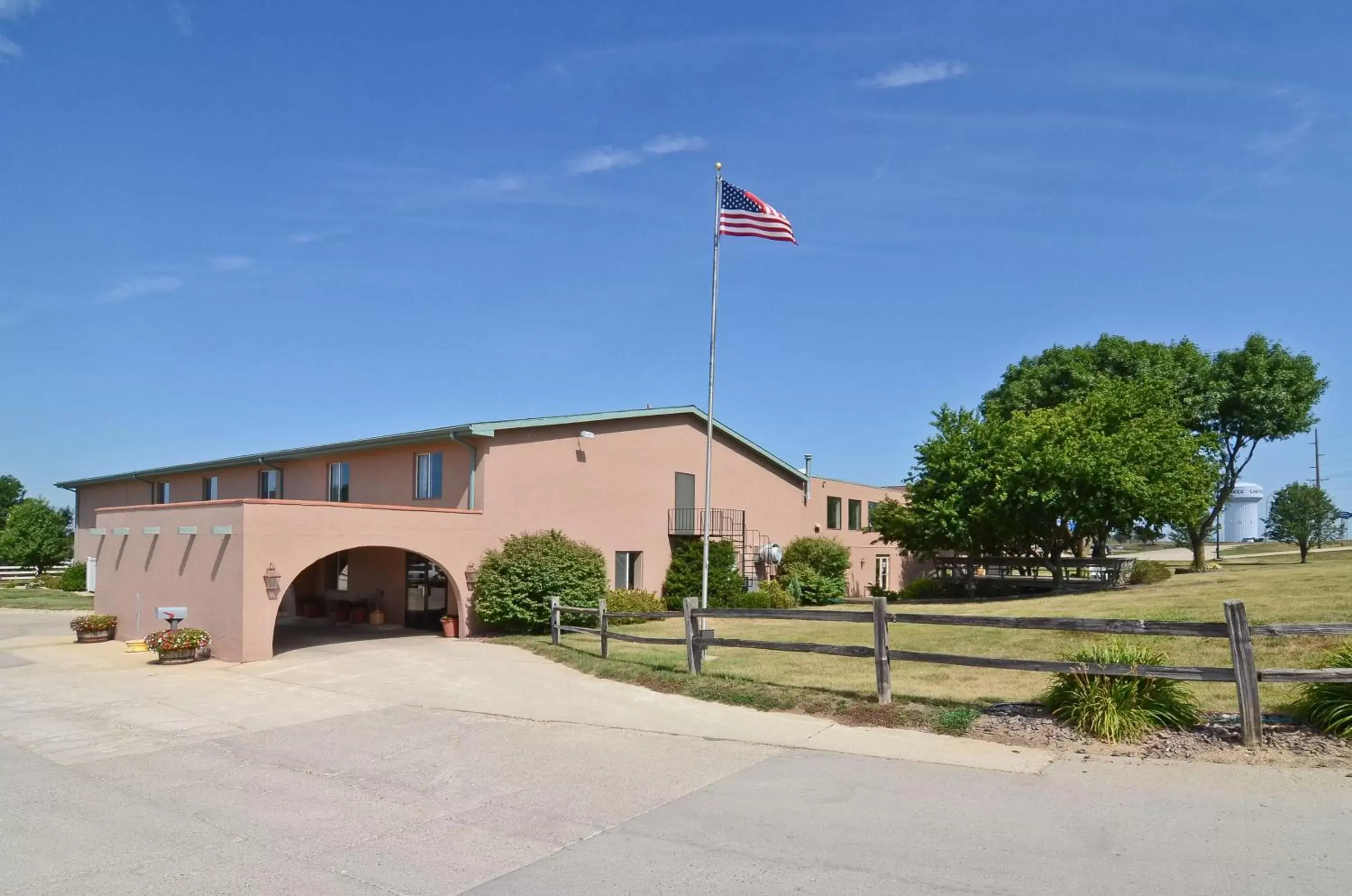 Property building in Best Western La Grande Hacienda Property building in Best Western La Grande Hacienda