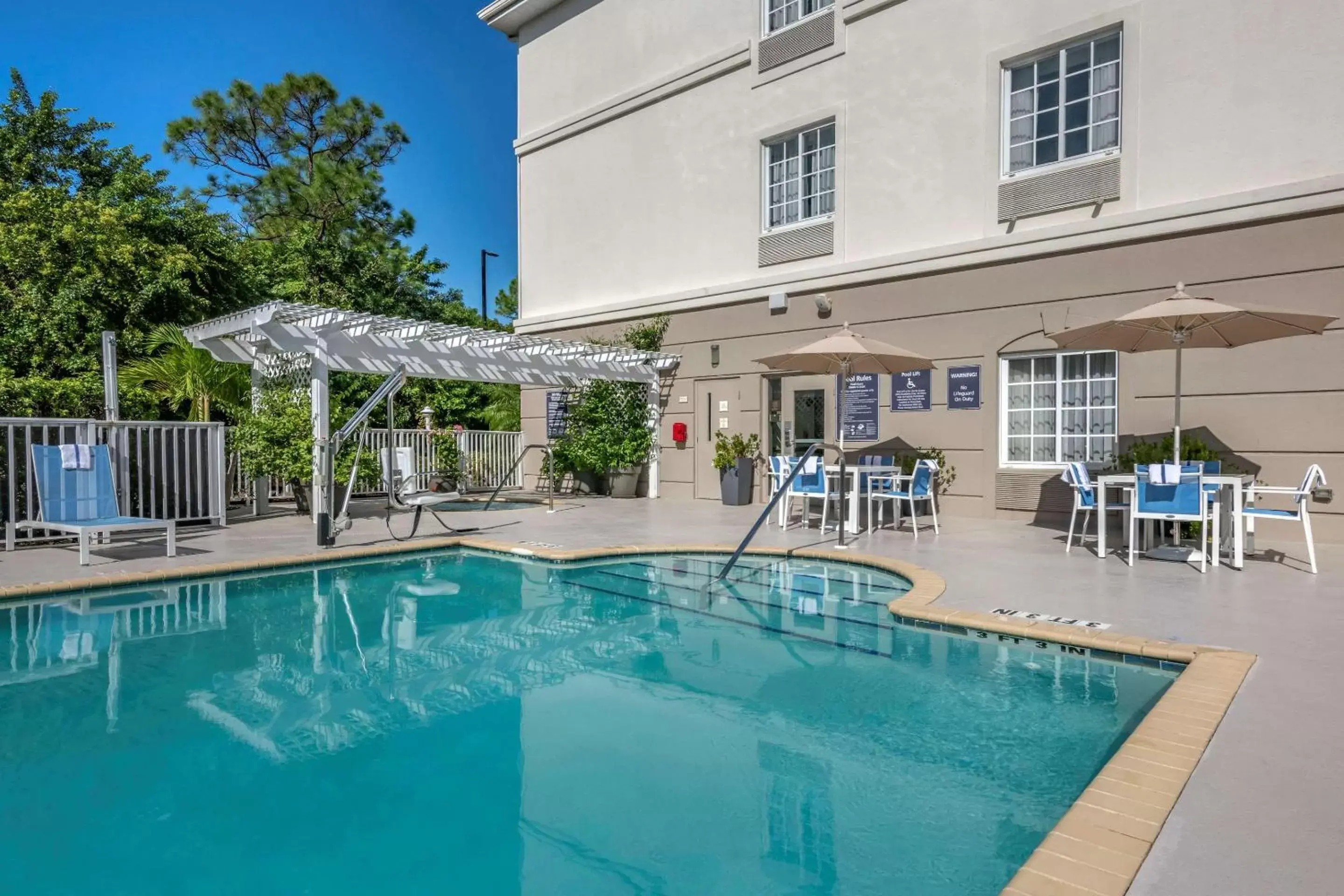 Swimming Pool in Comfort Inn & Suites