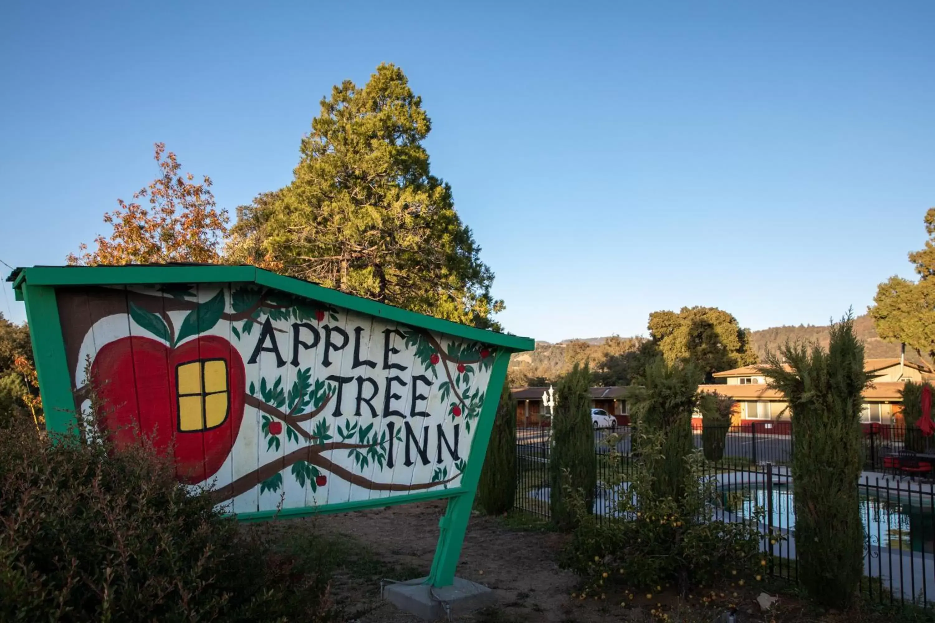 Facade/entrance in Apple Tree Inn