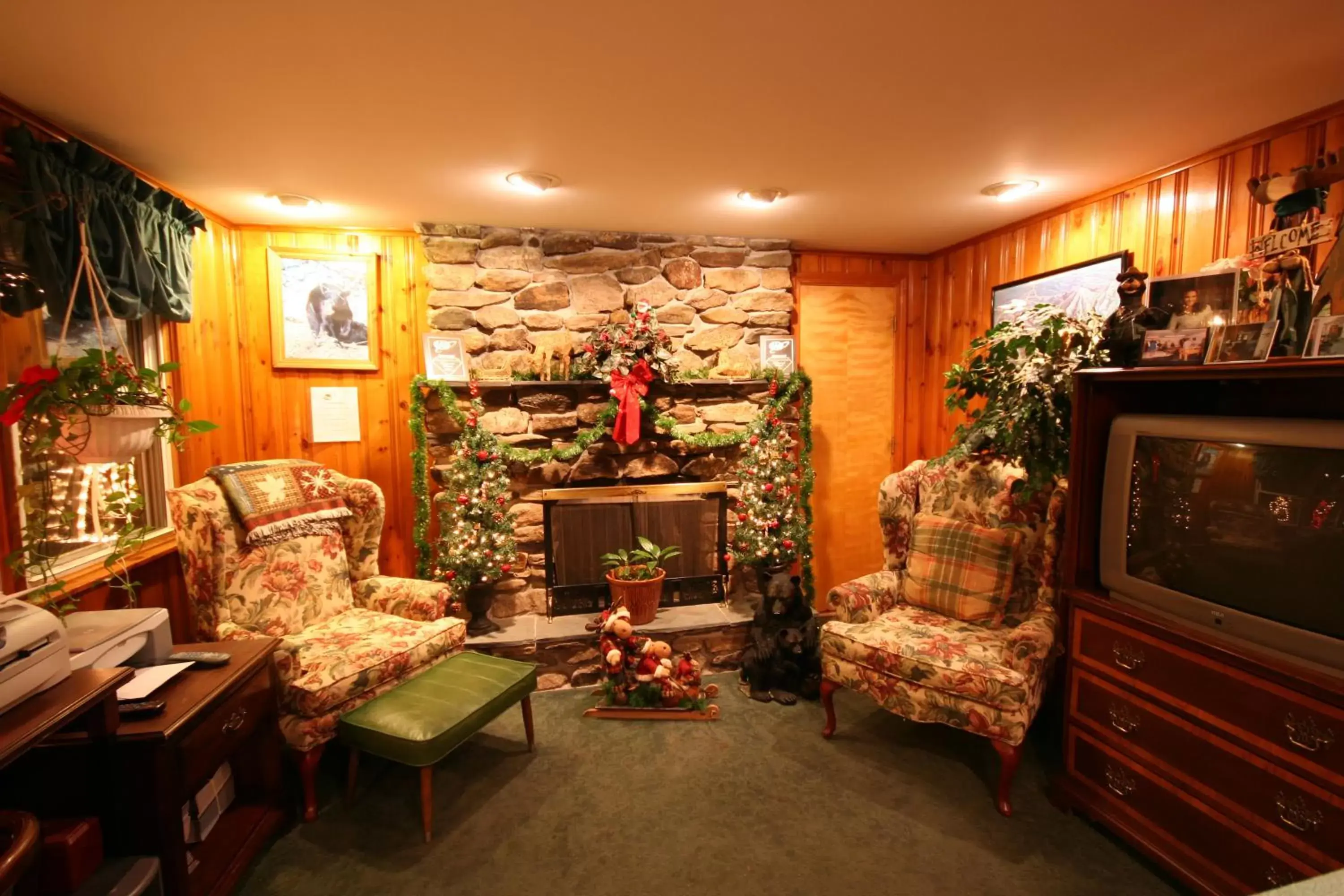 Lobby or reception in Nootka Lodge
