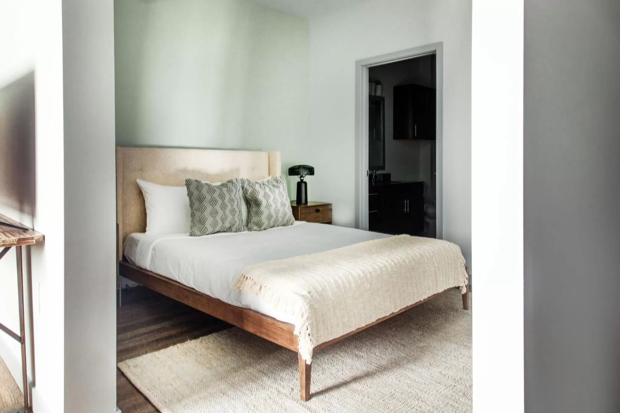Bed in Placemakr Music Row - Vanderbilt