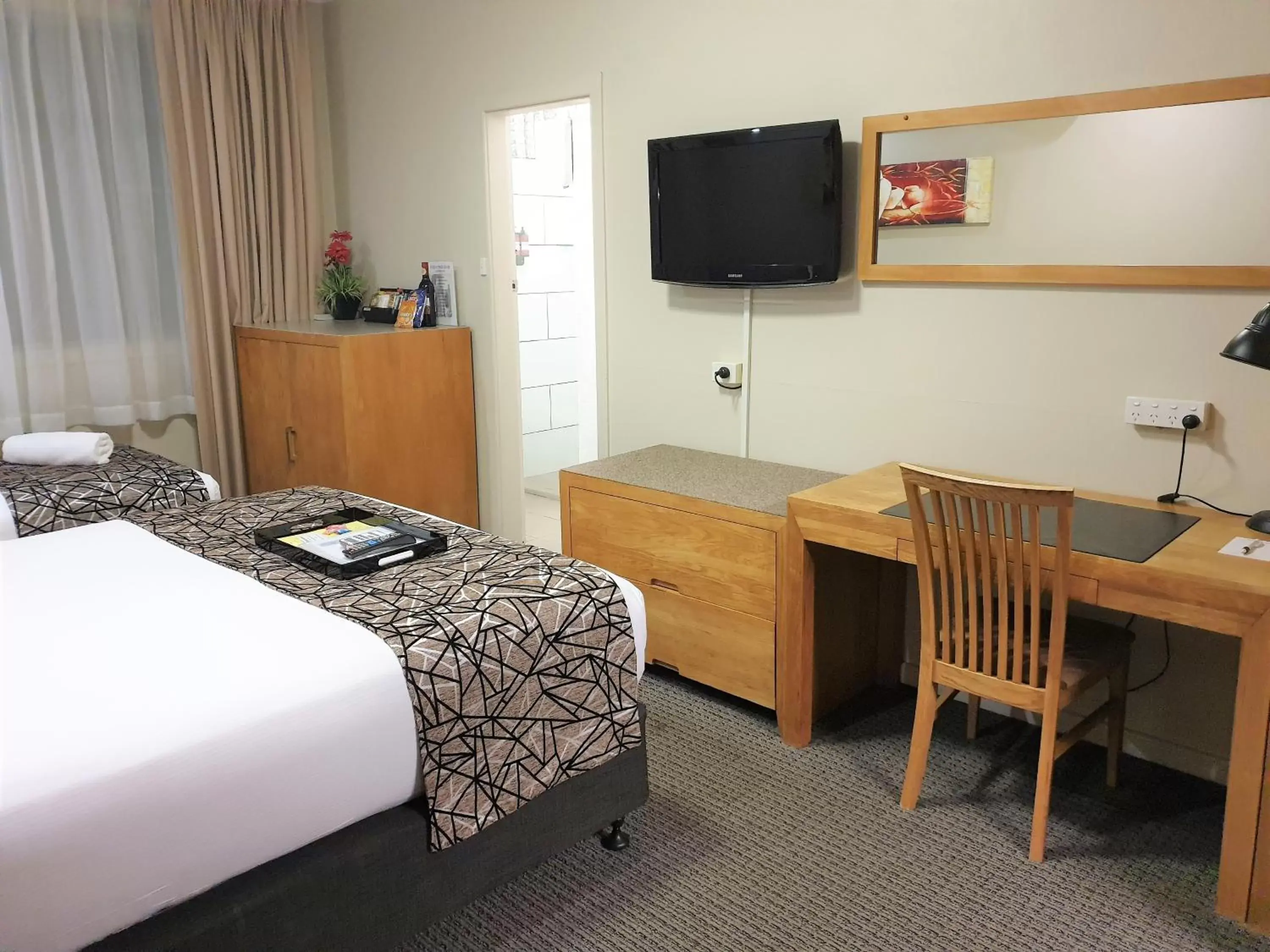 Bedroom, TV/Entertainment Center in Best Western Endeavour Motel