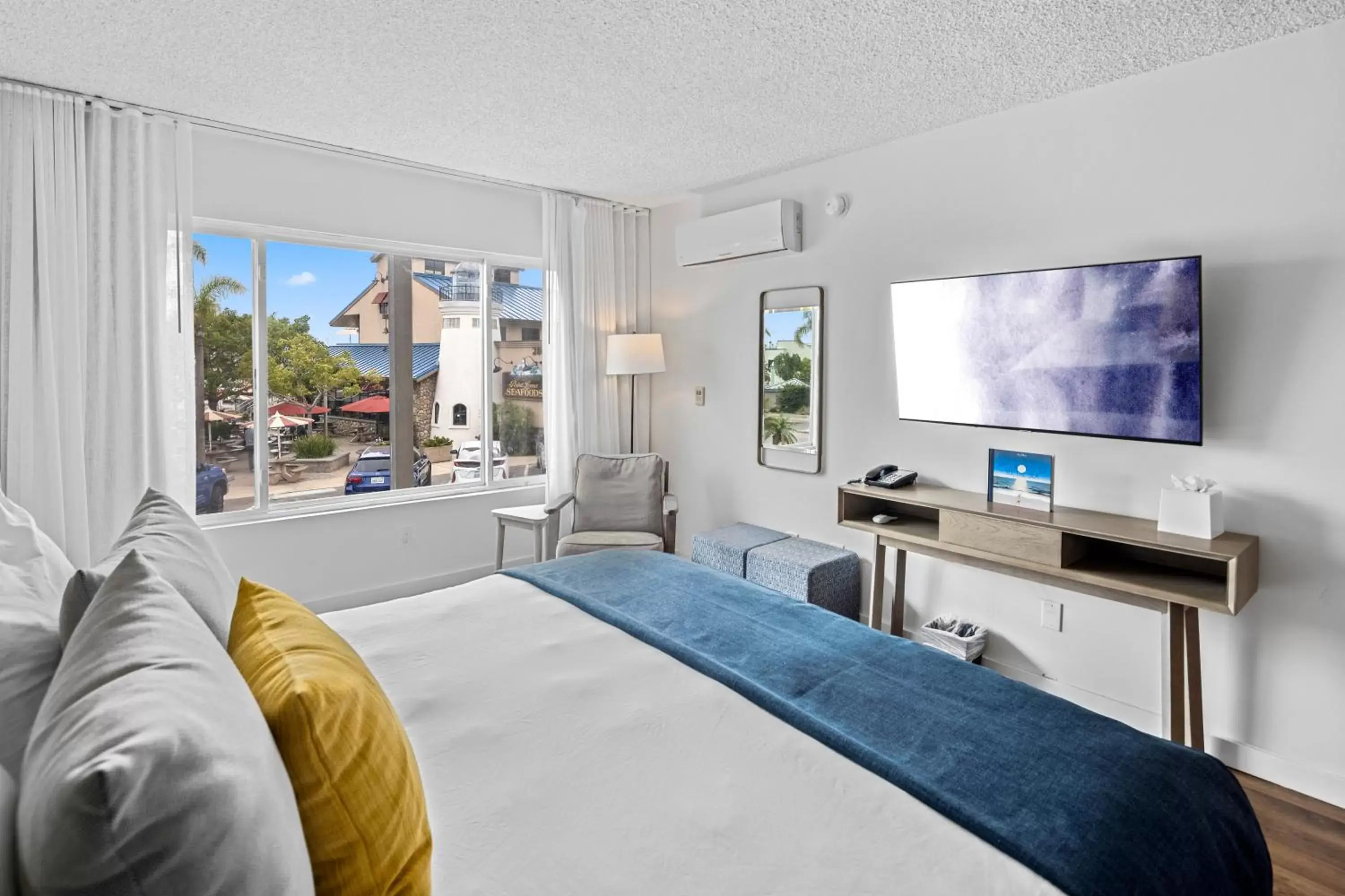 Bedroom in Sea Harbor Hotel - San Diego