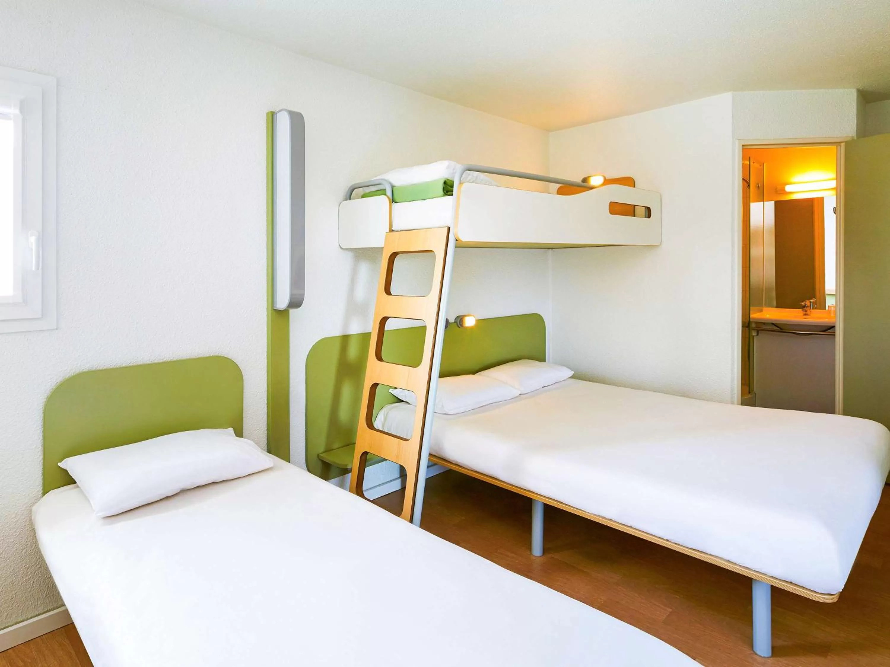 Photo of the whole room, Bed in ibis budget Chartres