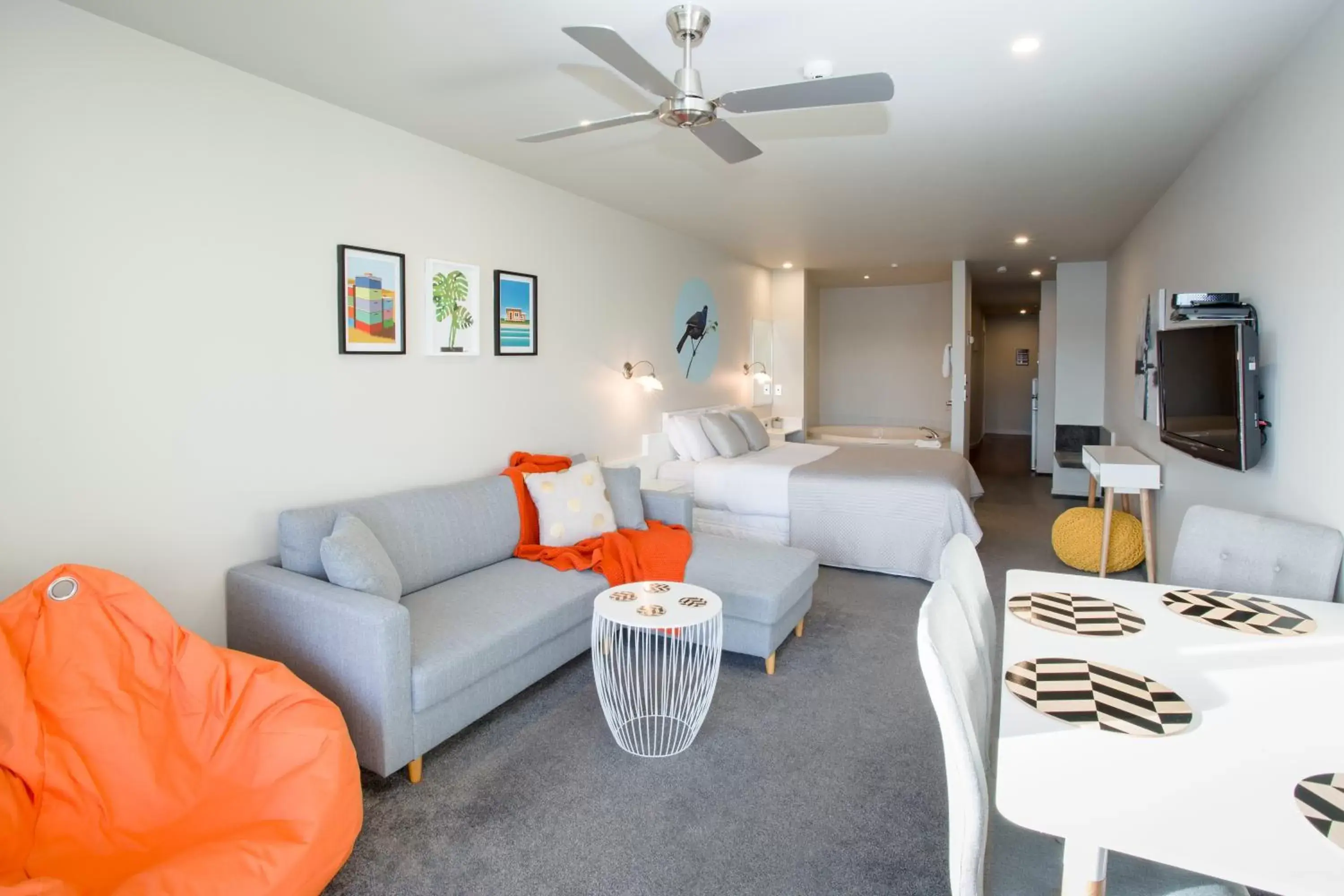 Photo of the whole room, Bed in Boulevard Waters Photo of the whole room, Bed in Boulevard Waters