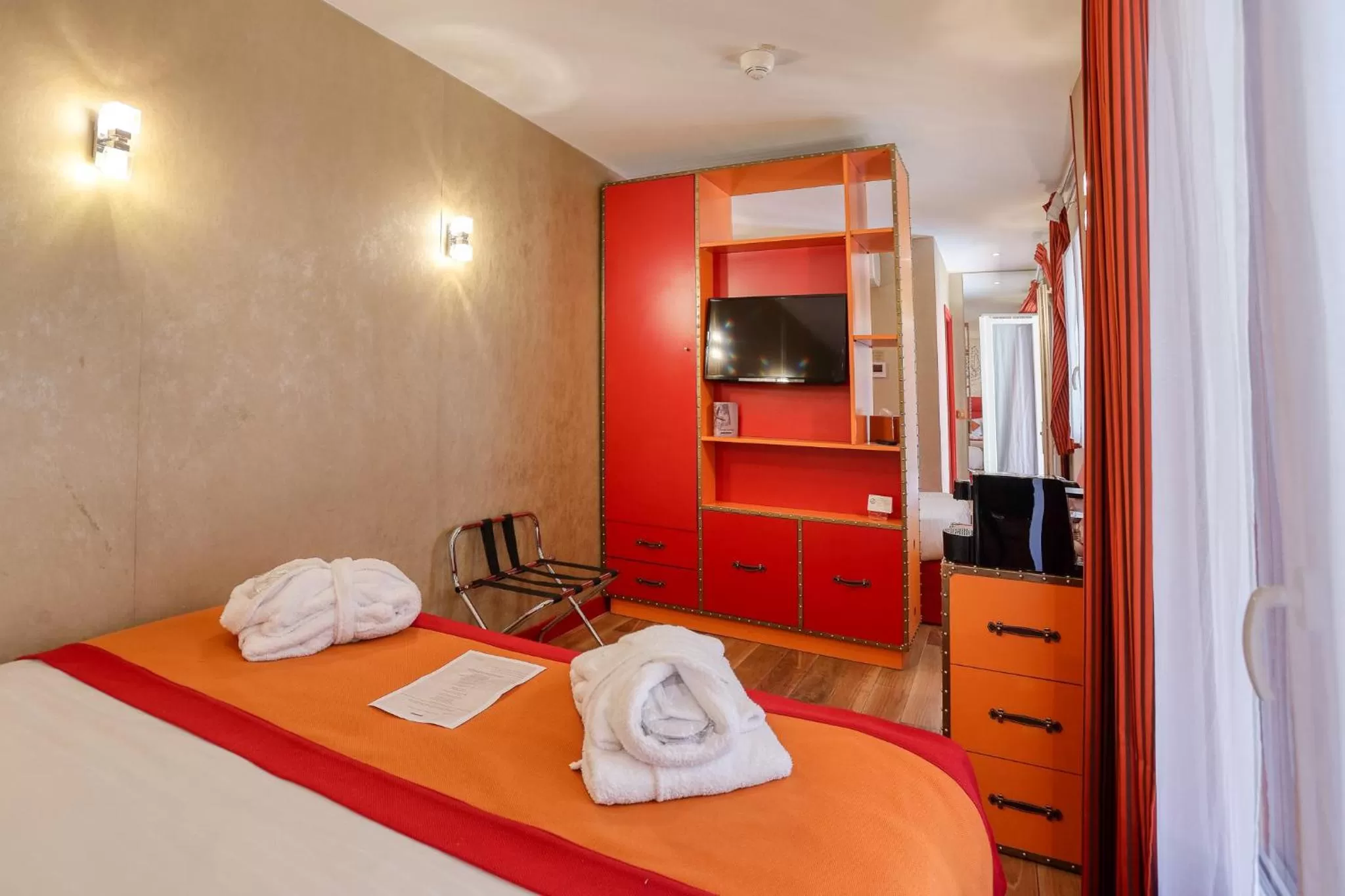 Photo of the whole room, Bed in Nice Excelsior Centre ville by HappyCulture