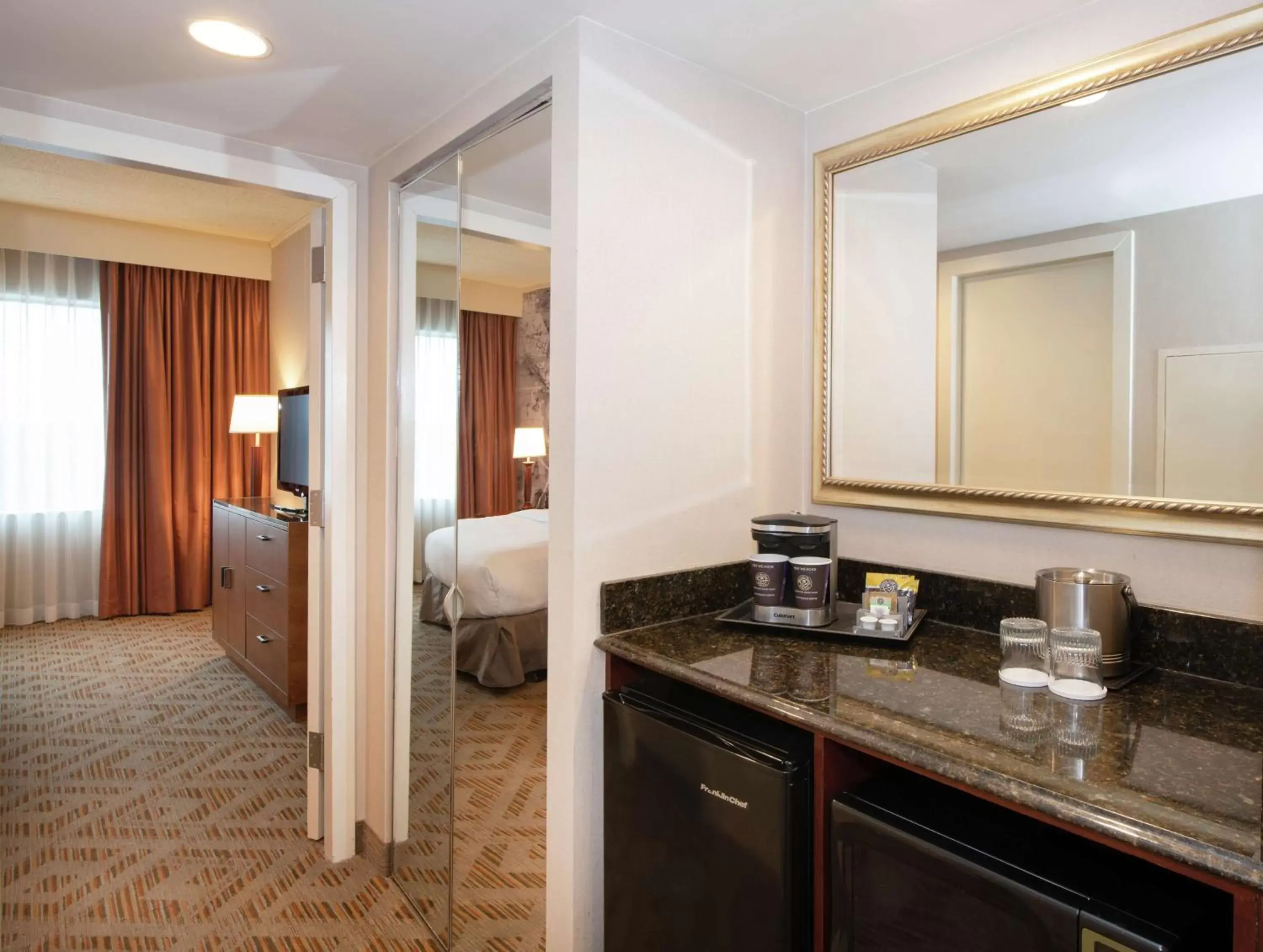 Bed, Kitchen/Kitchenette in DoubleTree Suites by Hilton Hotel Philadelphia West